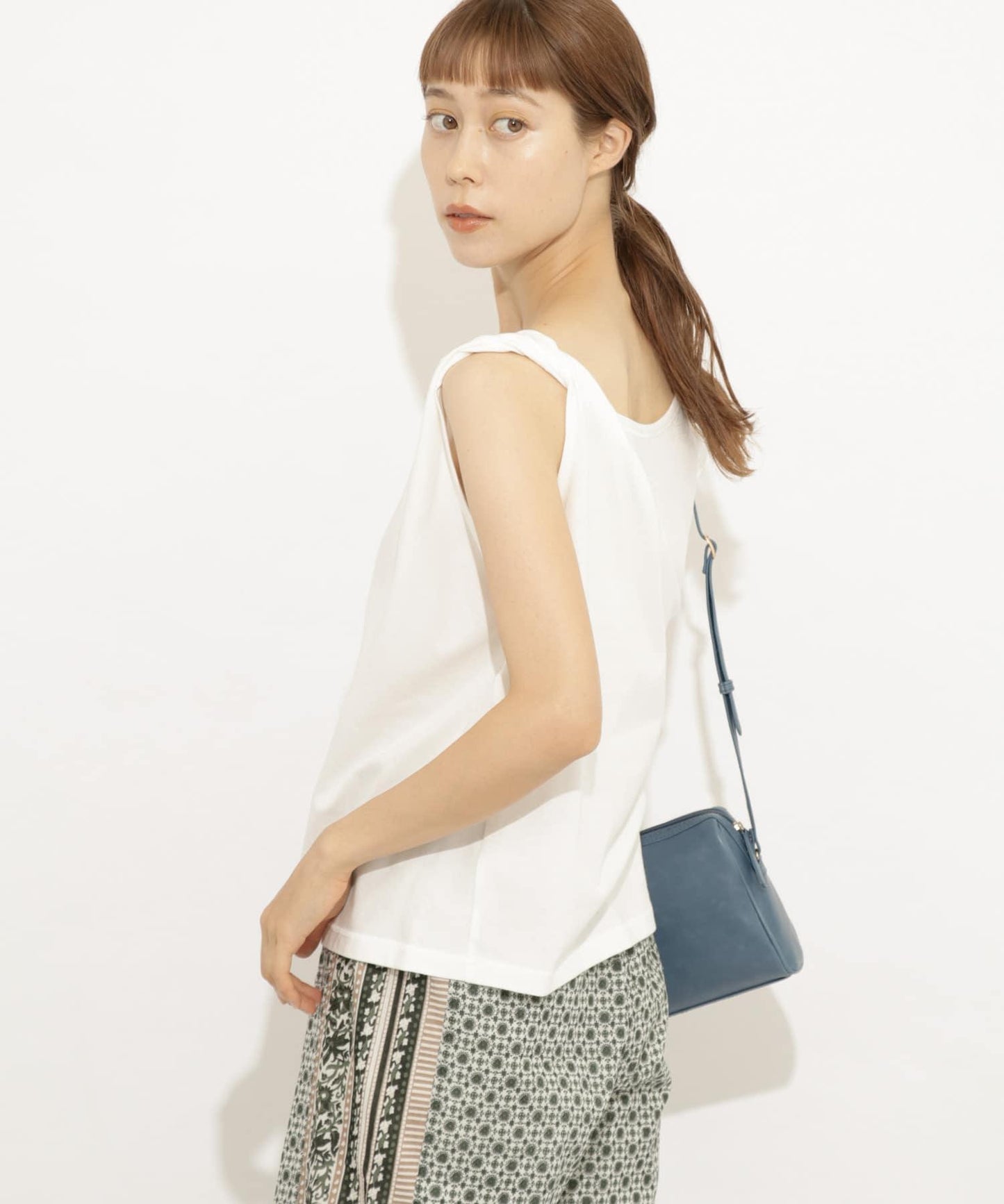 『UR TECH』扭結單肩不對稱上衣