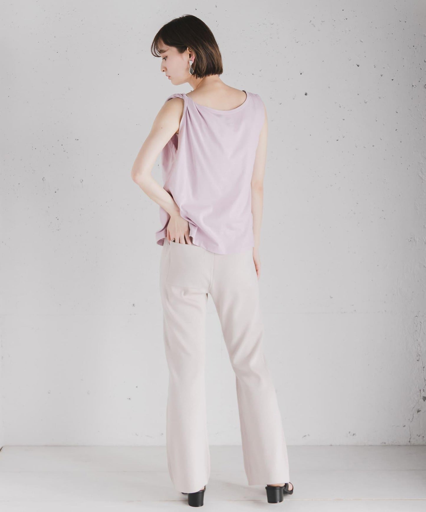 『UR TECH』扭結單肩不對稱上衣