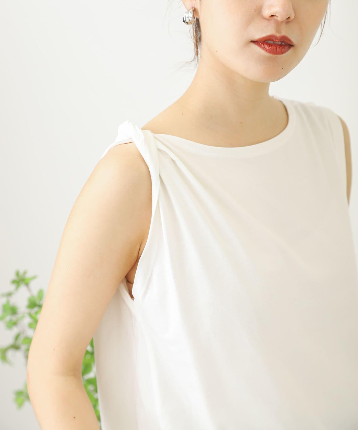 『UR TECH』扭結單肩不對稱上衣