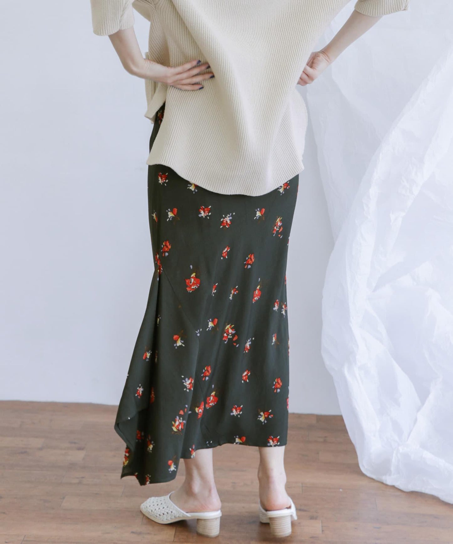 花卉不對稱下襬斜裁半身裙