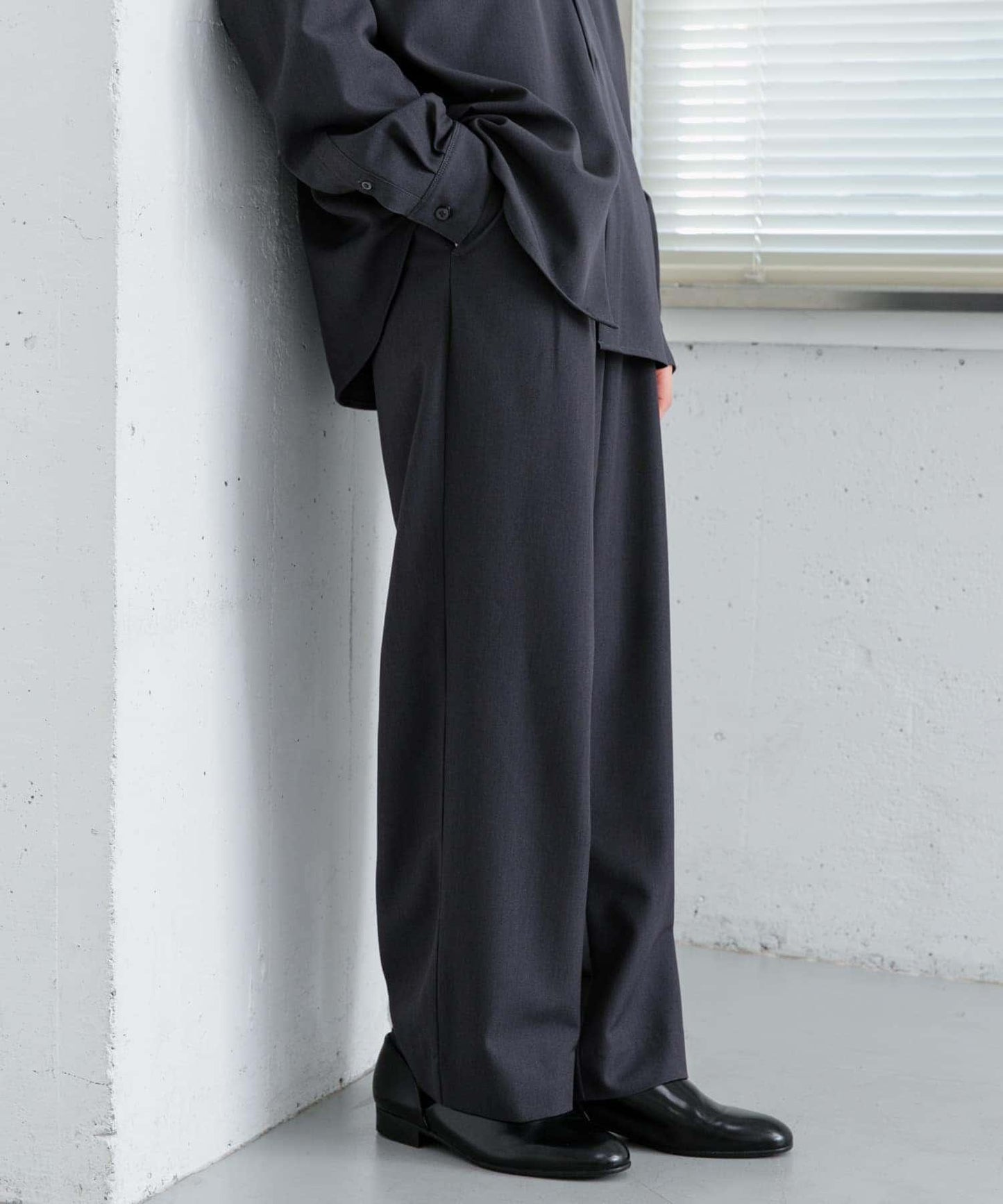 『イージーケア』雙褶寬鬆長褲