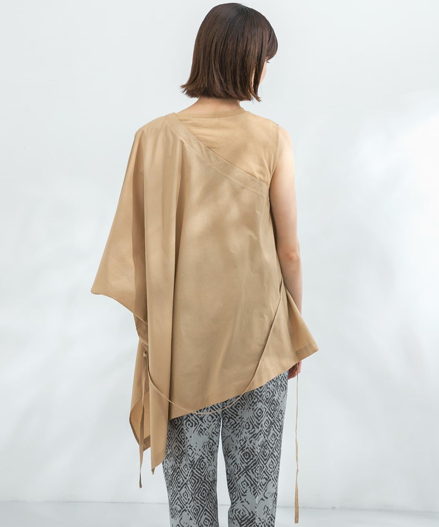 斗篷拼接不對稱襯衫