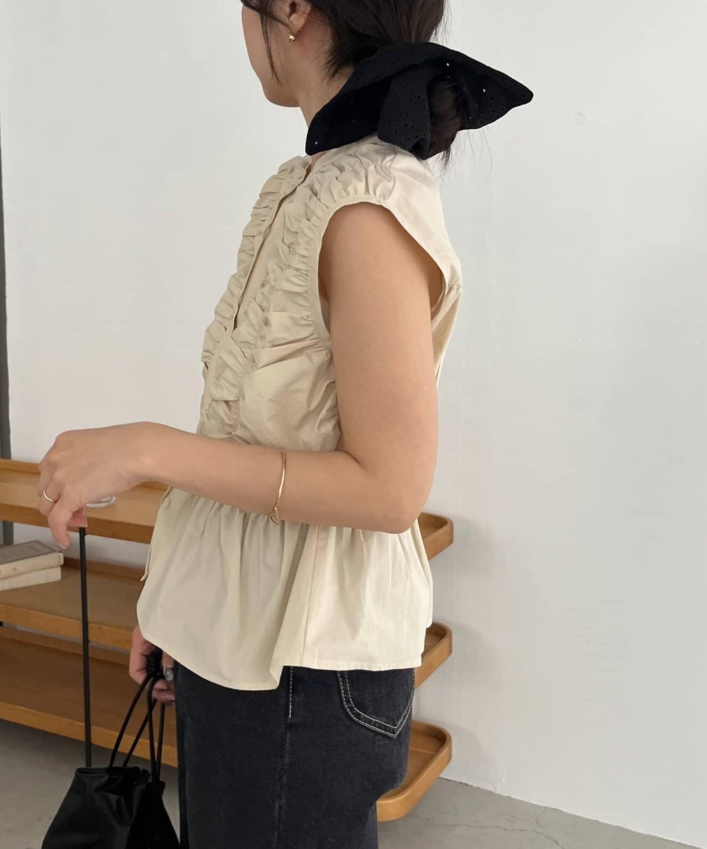 【春季熱門單品的夏季款式】收褶荷葉邊無袖襯衫