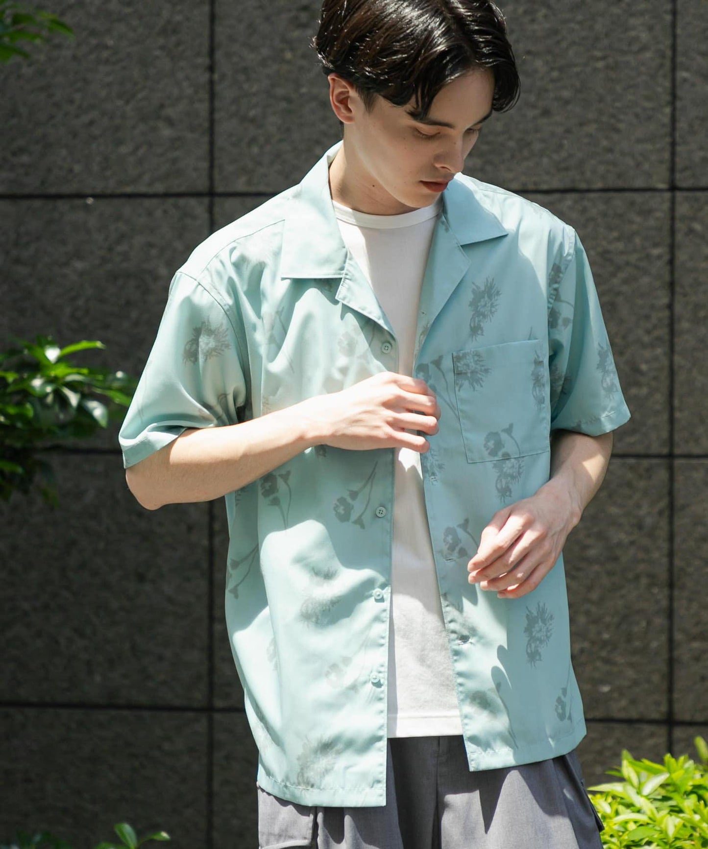 中性款植物印花開領短袖襯衫