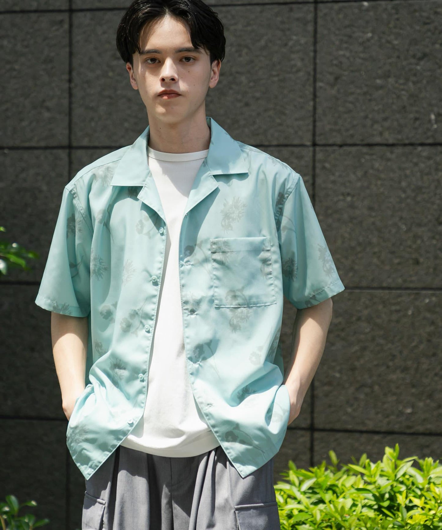 中性款植物印花開領短袖襯衫