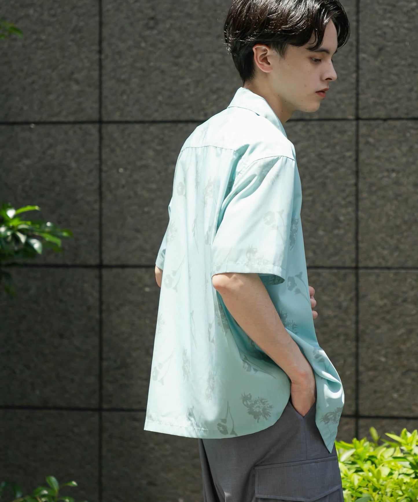 中性款植物印花開領短袖襯衫