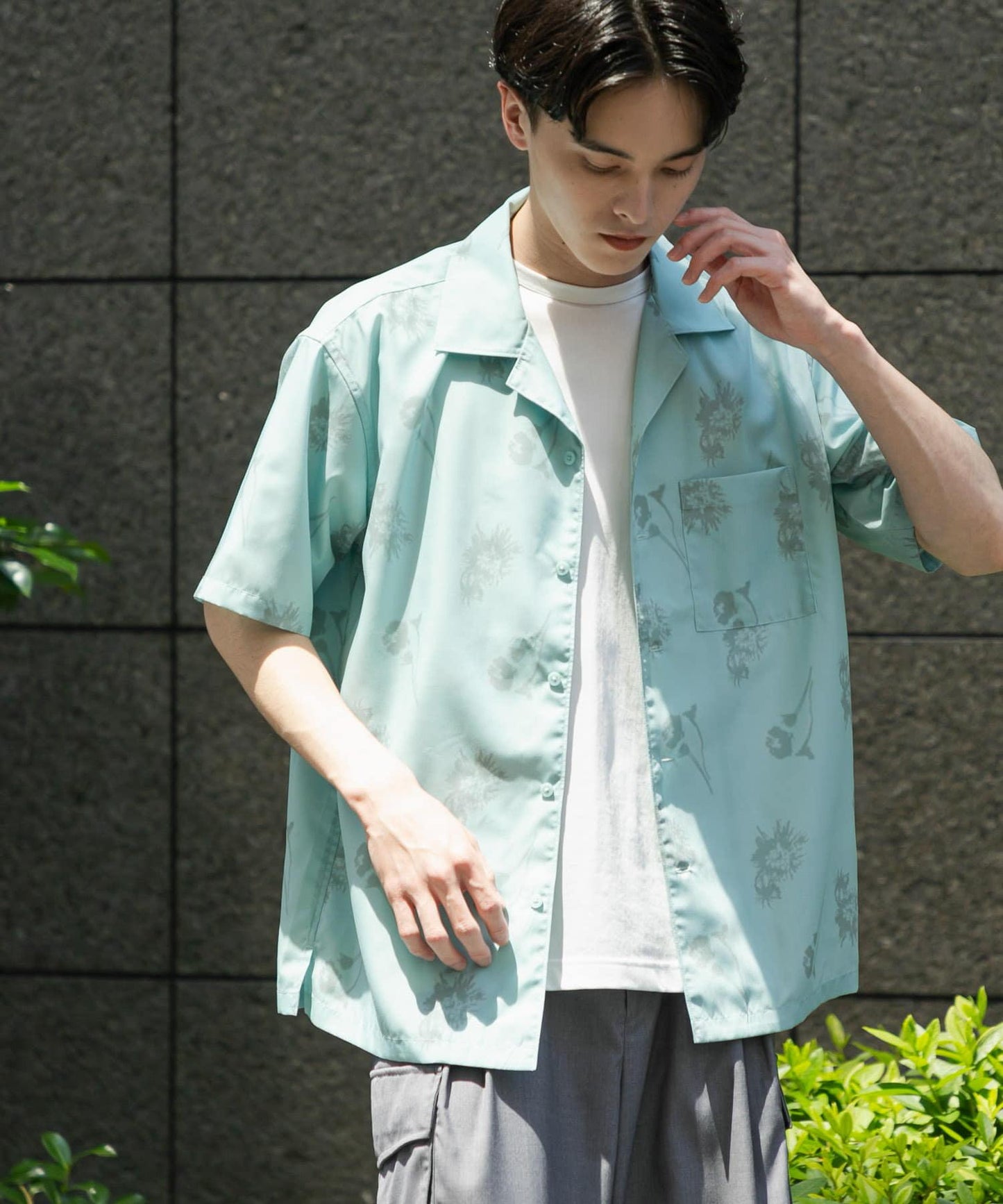 中性款植物印花開領短袖襯衫