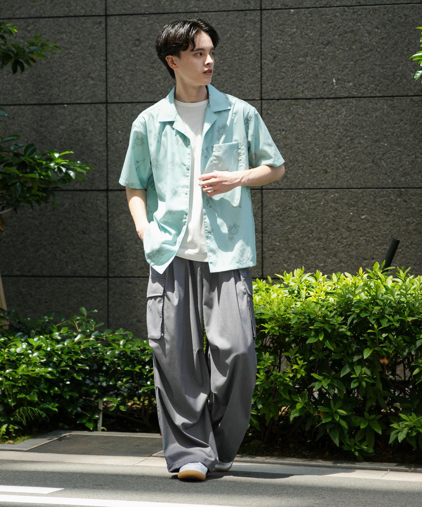 中性款植物印花開領短袖襯衫