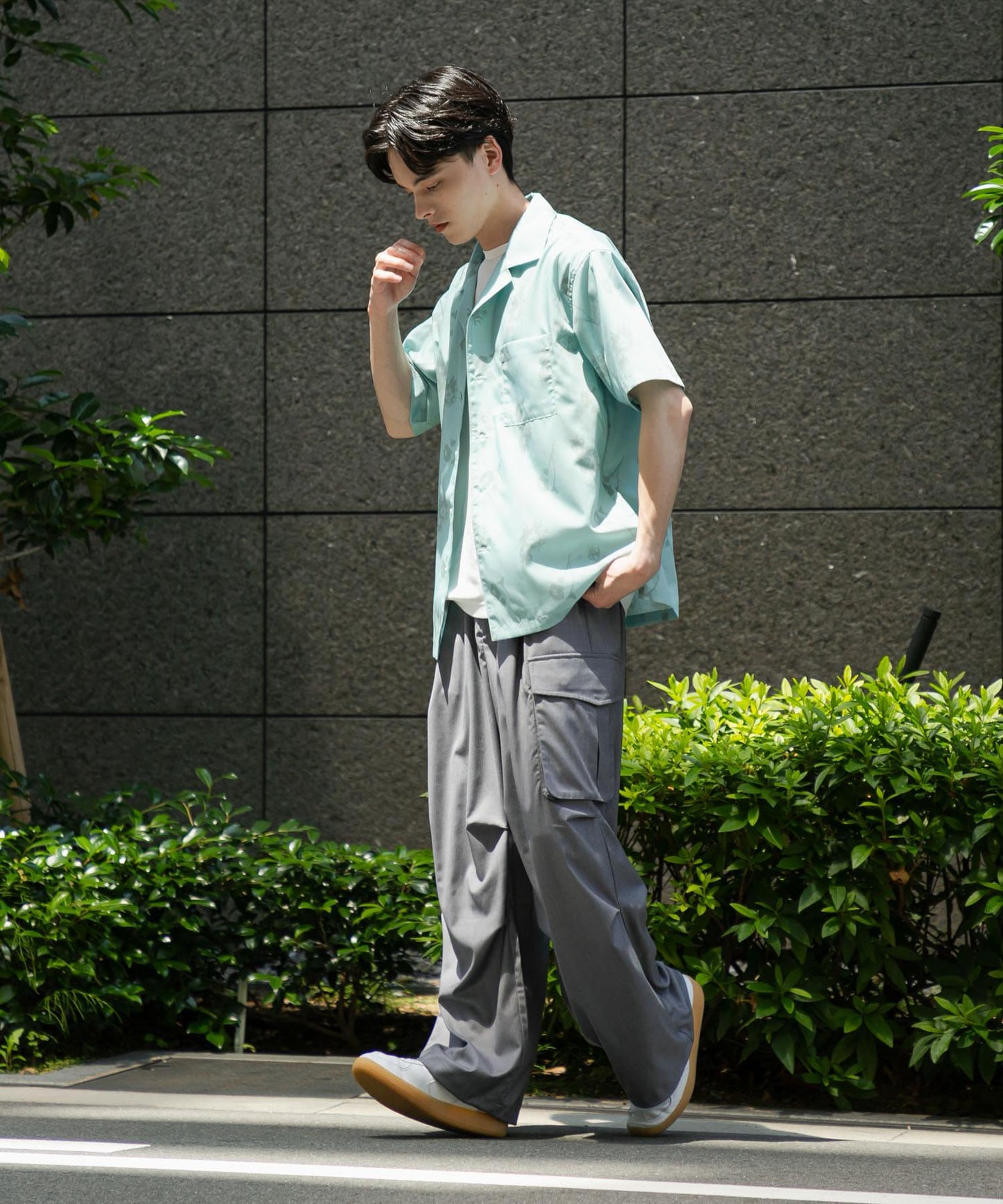 中性款植物印花開領短袖襯衫