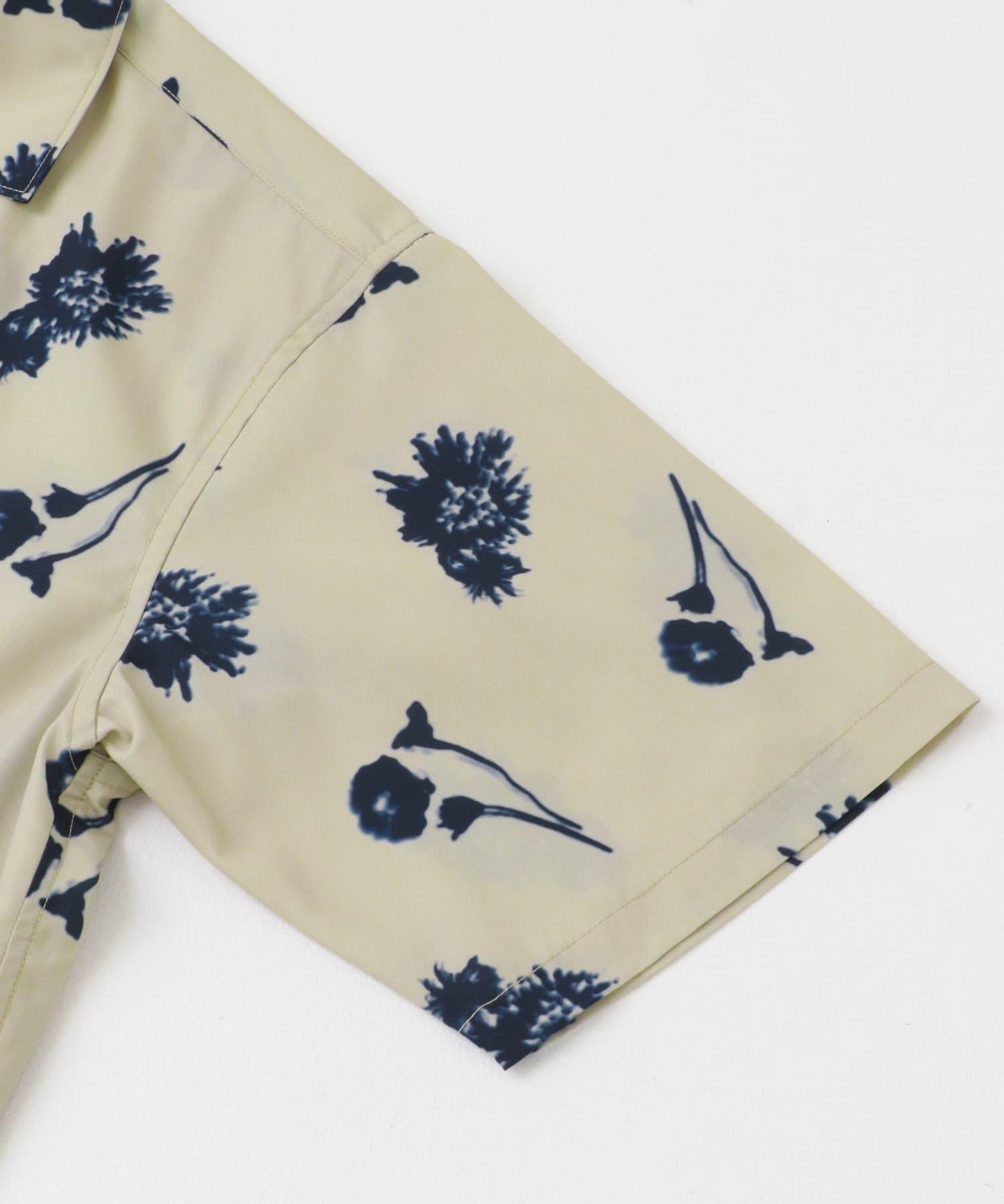 中性款植物印花開領短袖襯衫