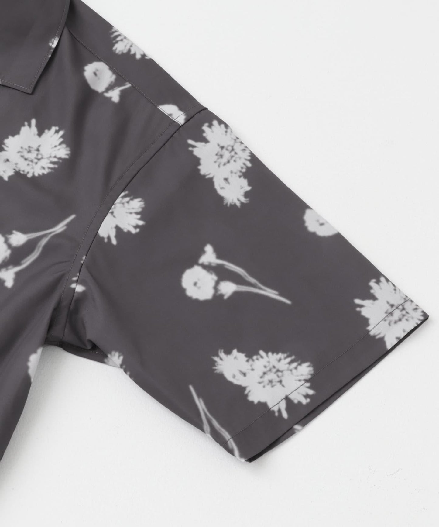 中性款植物印花開領短袖襯衫