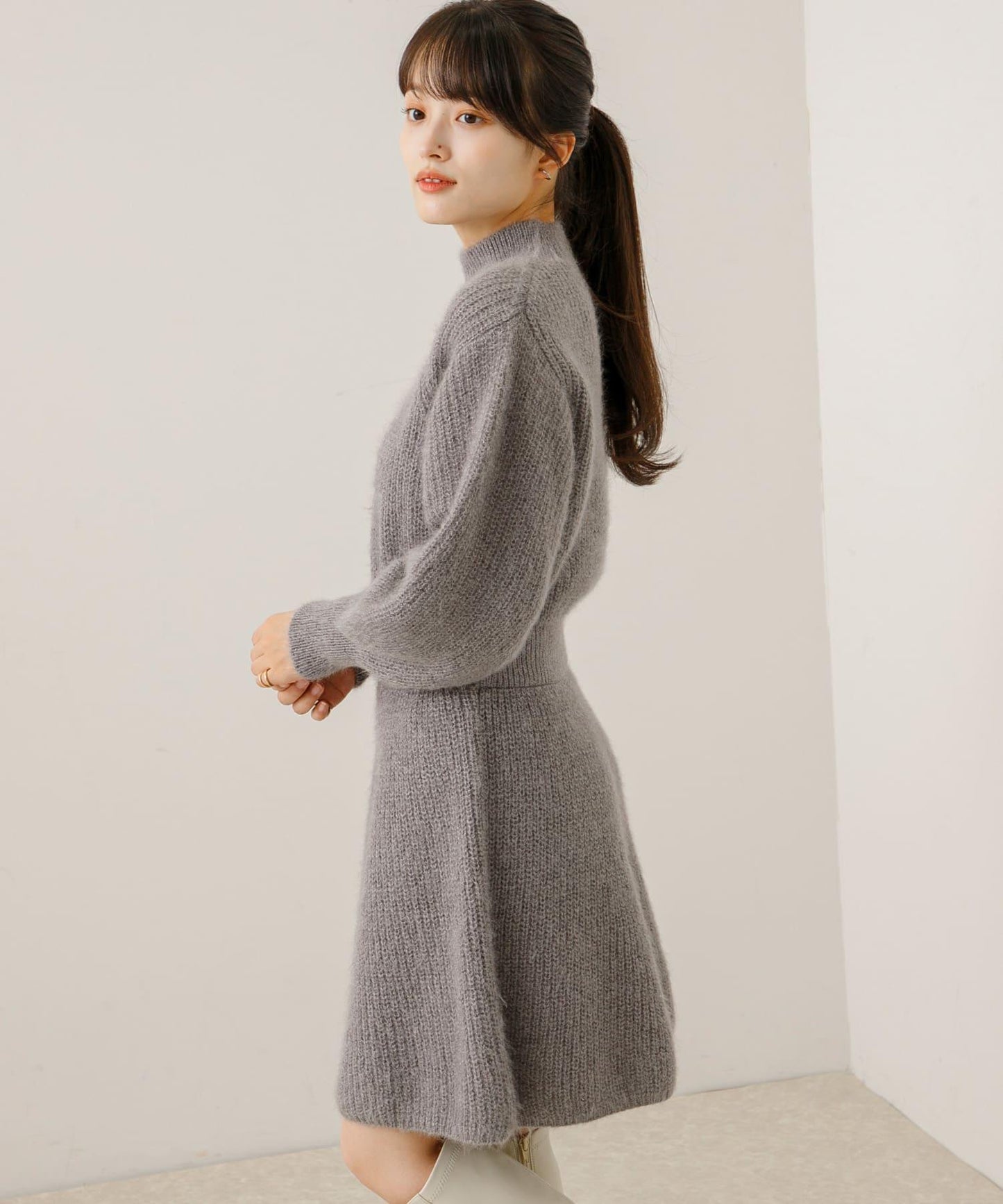 收腰針織連衣裙