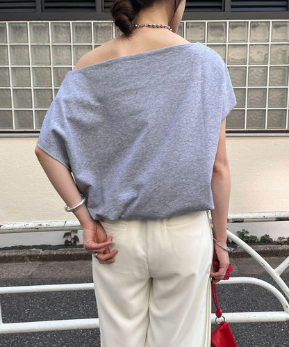《健康肌露膚》法式短袖露肩衛衣
