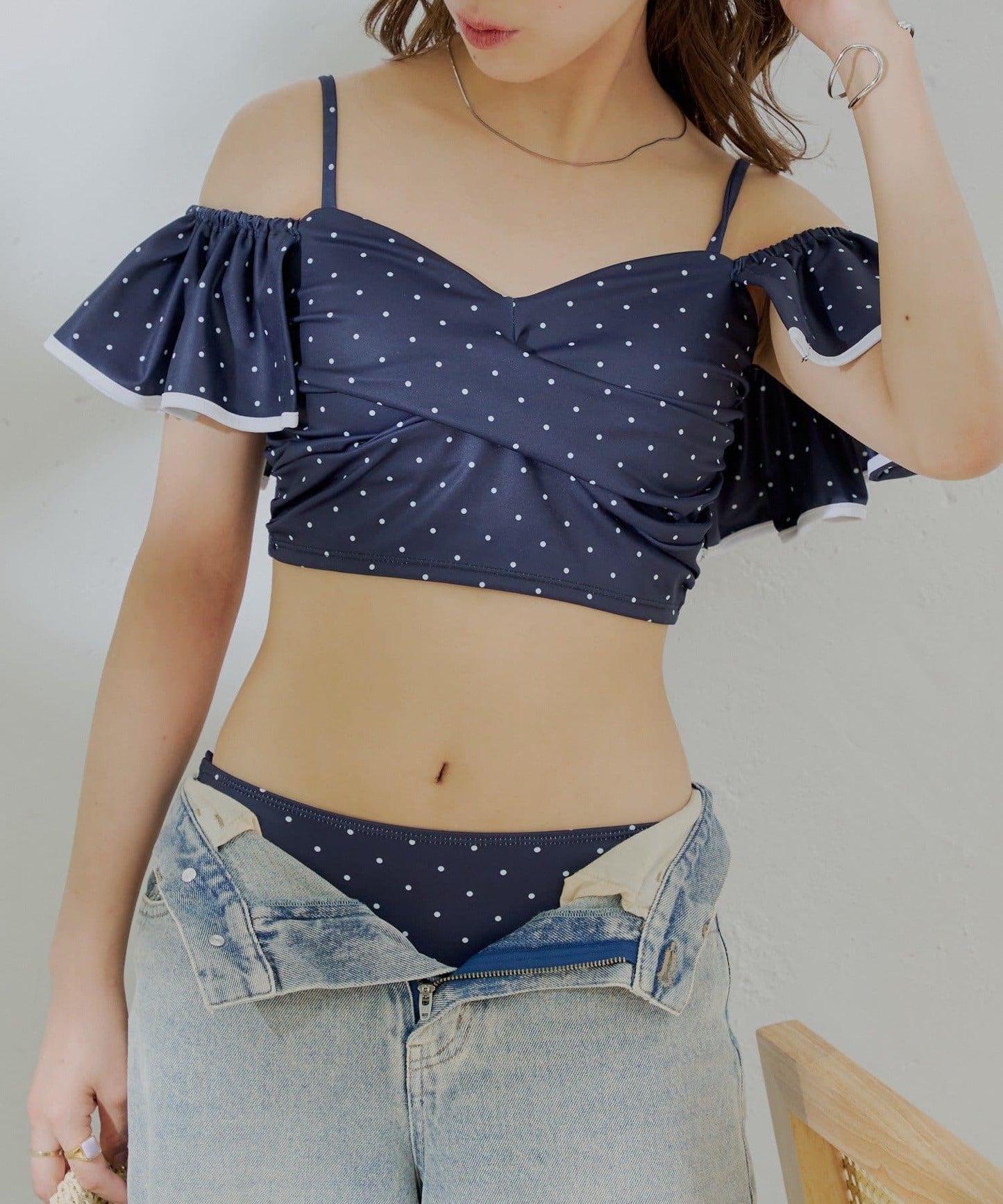 袖部撞色露肩上衣