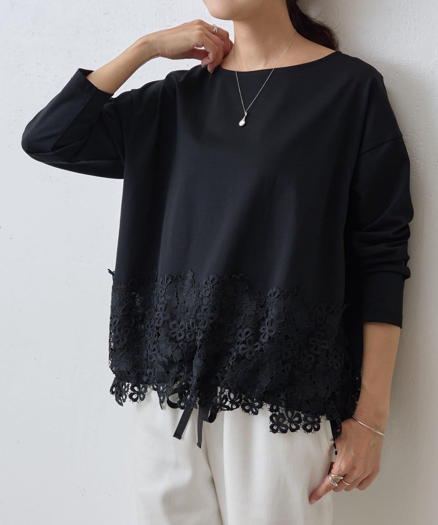 下襬蕾絲修身T恤