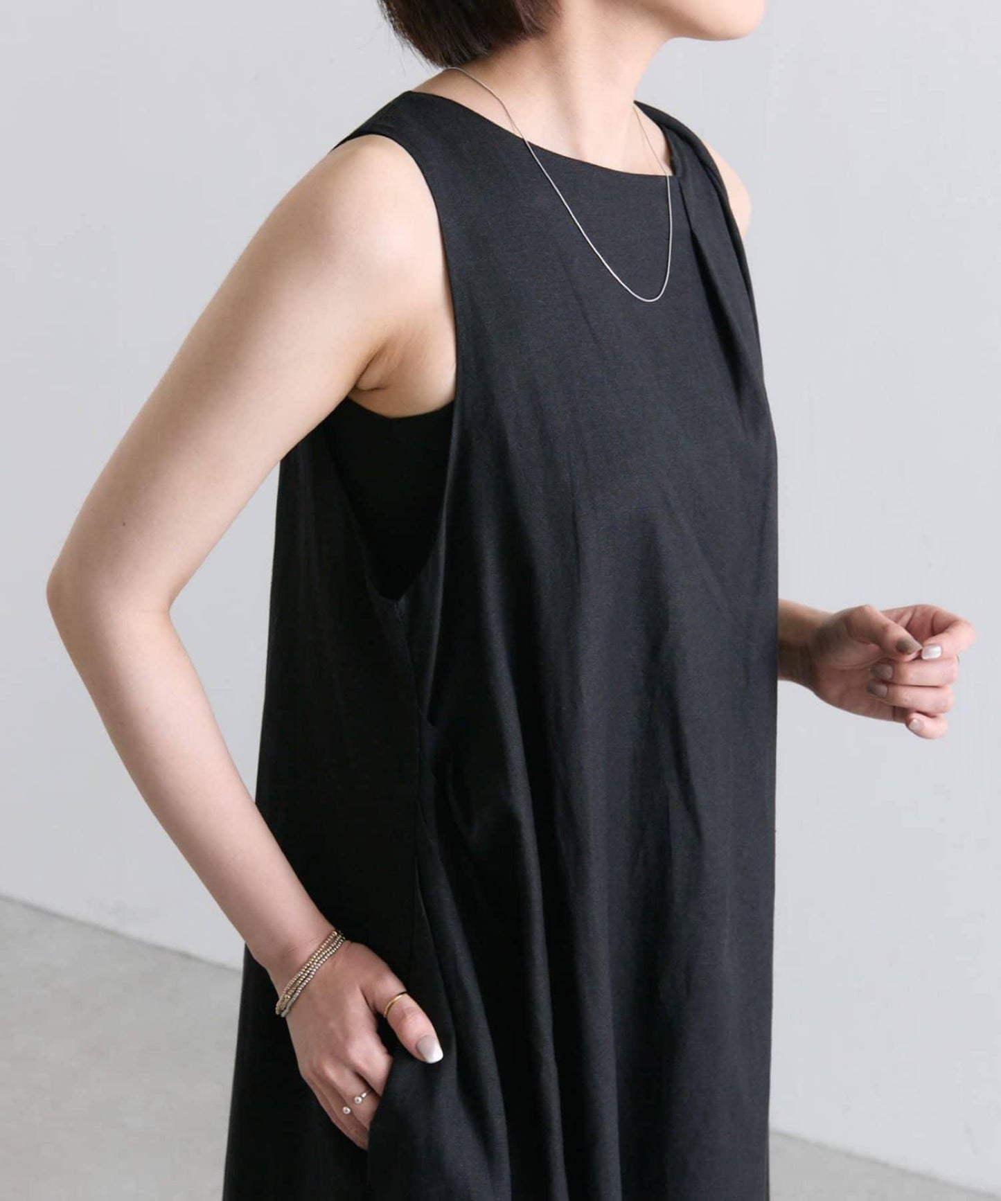 《乾爽觸感》不對稱無袖連衣裙【SUM1 STYLE(斯密風格)】