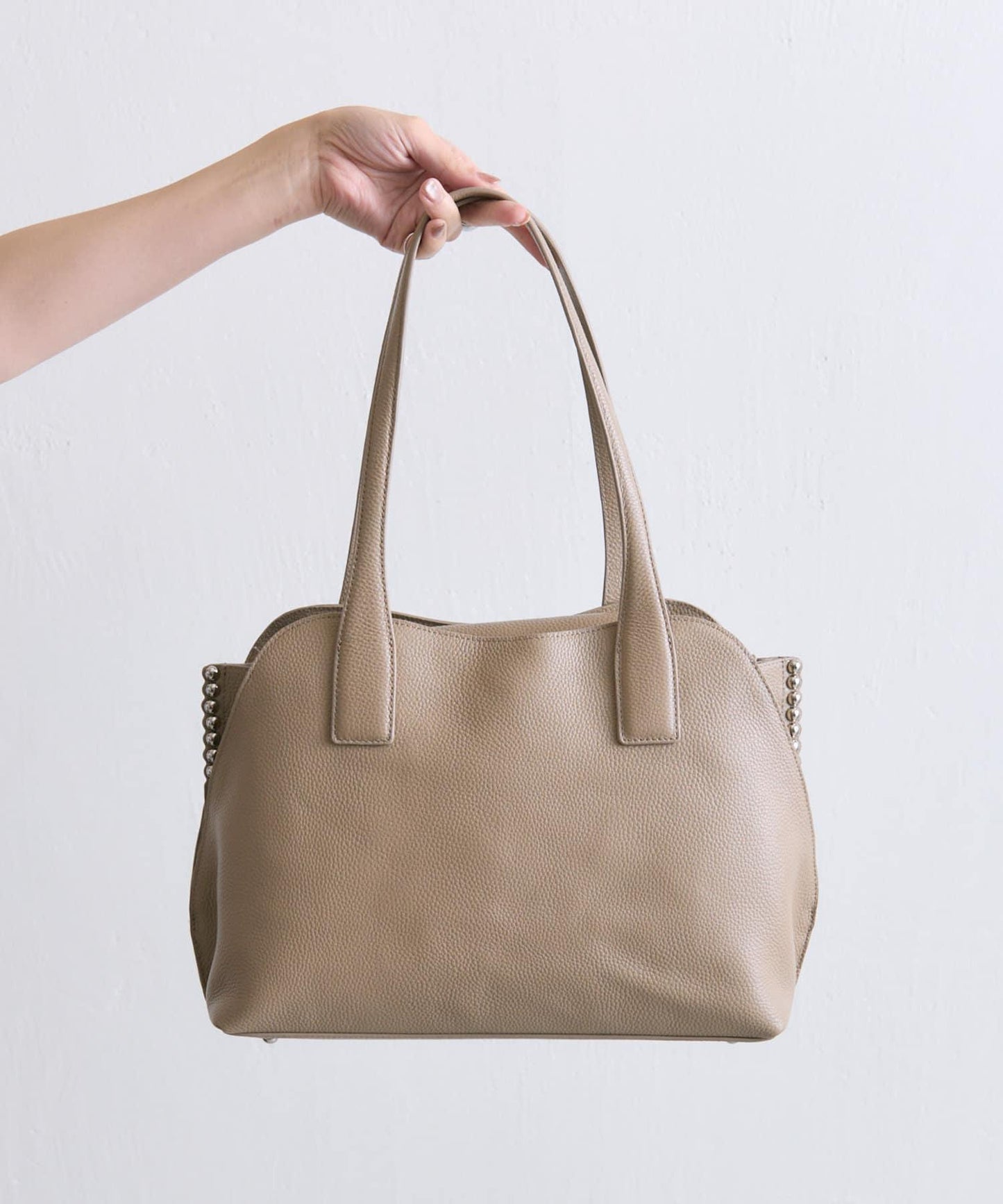 鉚釘分隔手提包《社交網絡上諮詢眾多！/真皮/A4尺寸適用》