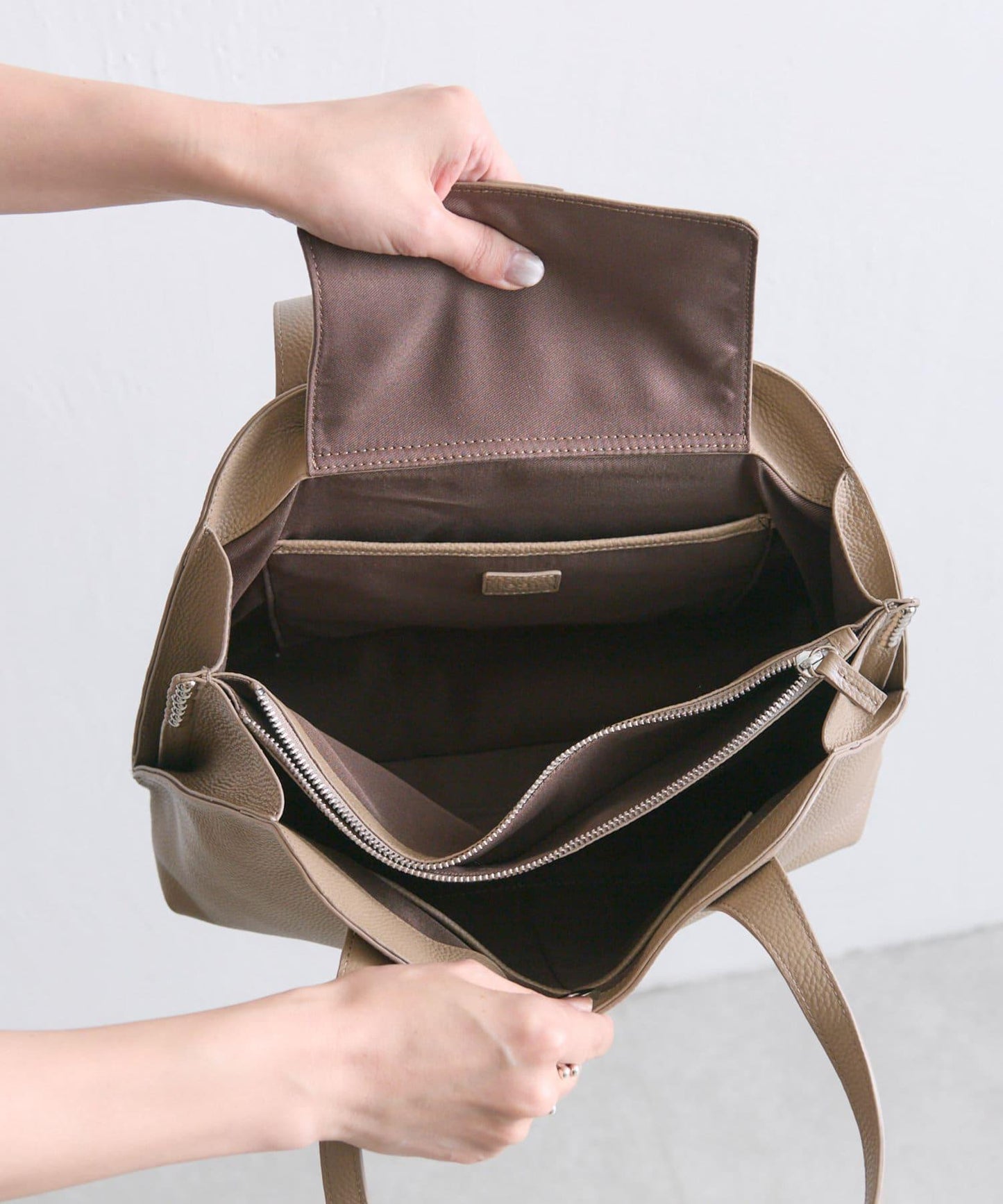 鉚釘分隔手提包《社交網絡上諮詢眾多！/真皮/A4尺寸適用》