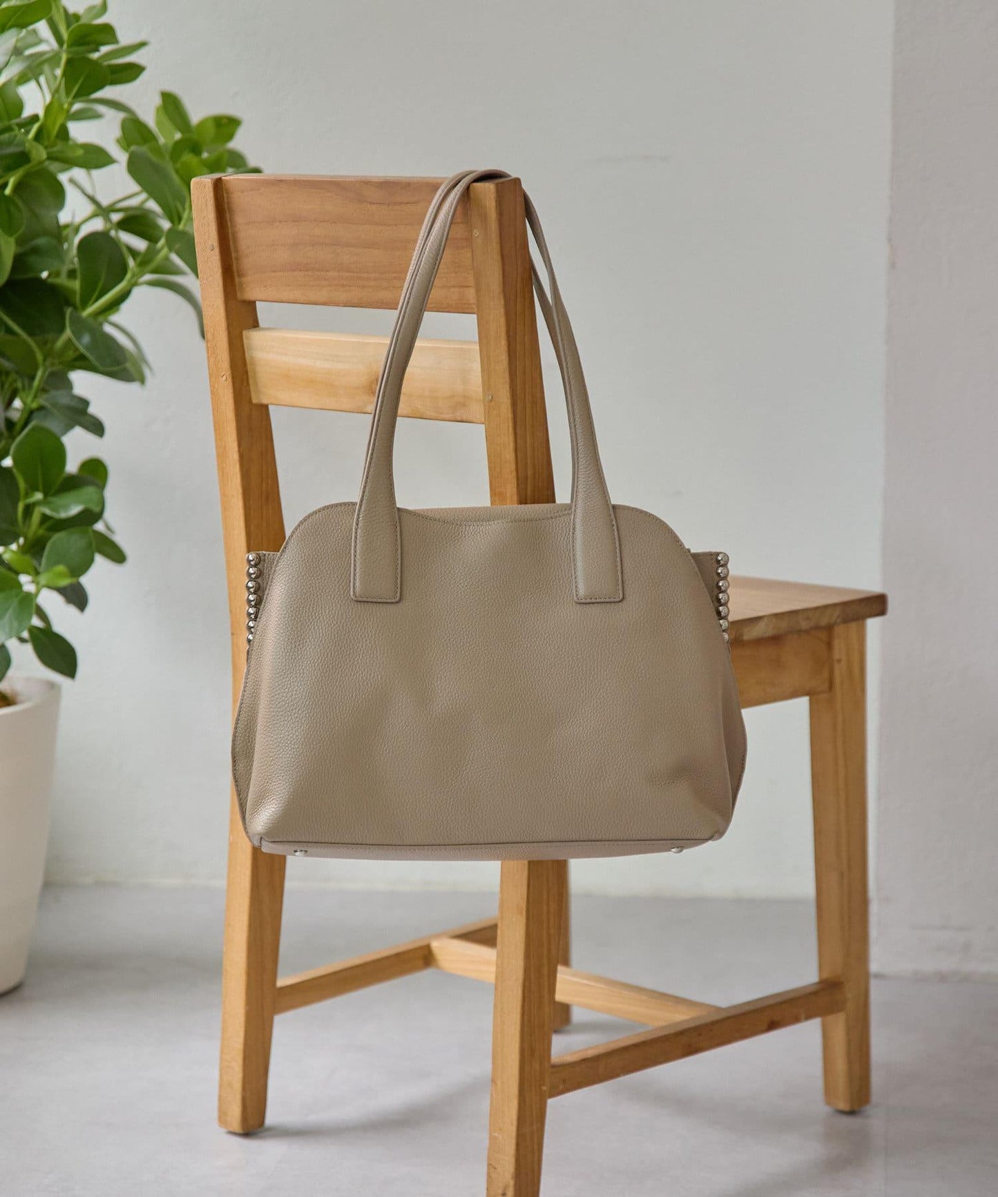 鉚釘分隔手提包《社交網絡上諮詢眾多！/真皮/A4尺寸適用》