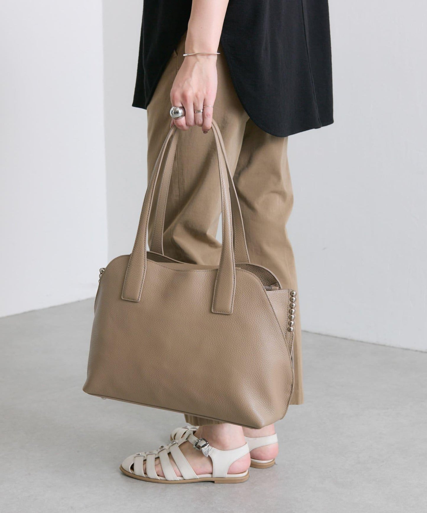 鉚釘分隔手提包《社交網絡上諮詢眾多！/真皮/A4尺寸適用》