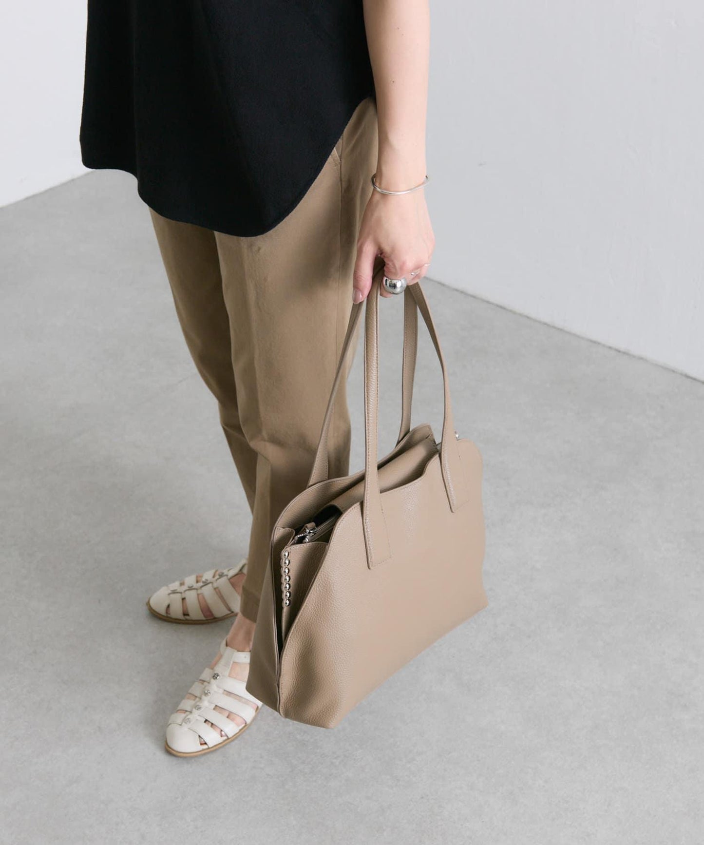 鉚釘分隔手提包《社交網絡上諮詢眾多！/真皮/A4尺寸適用》