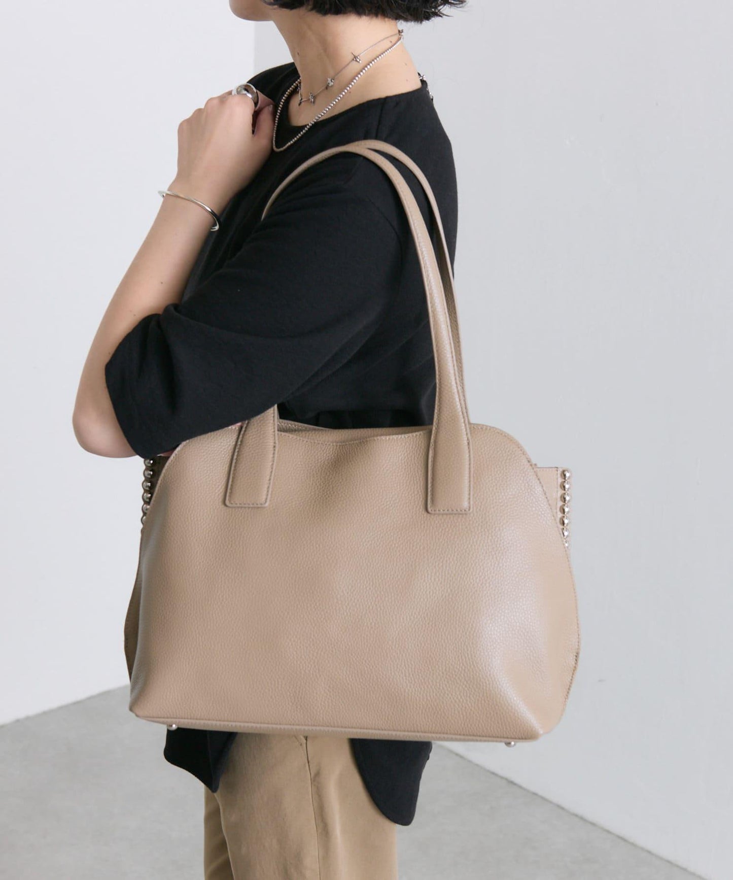 鉚釘分隔手提包《社交網絡上諮詢眾多！/真皮/A4尺寸適用》