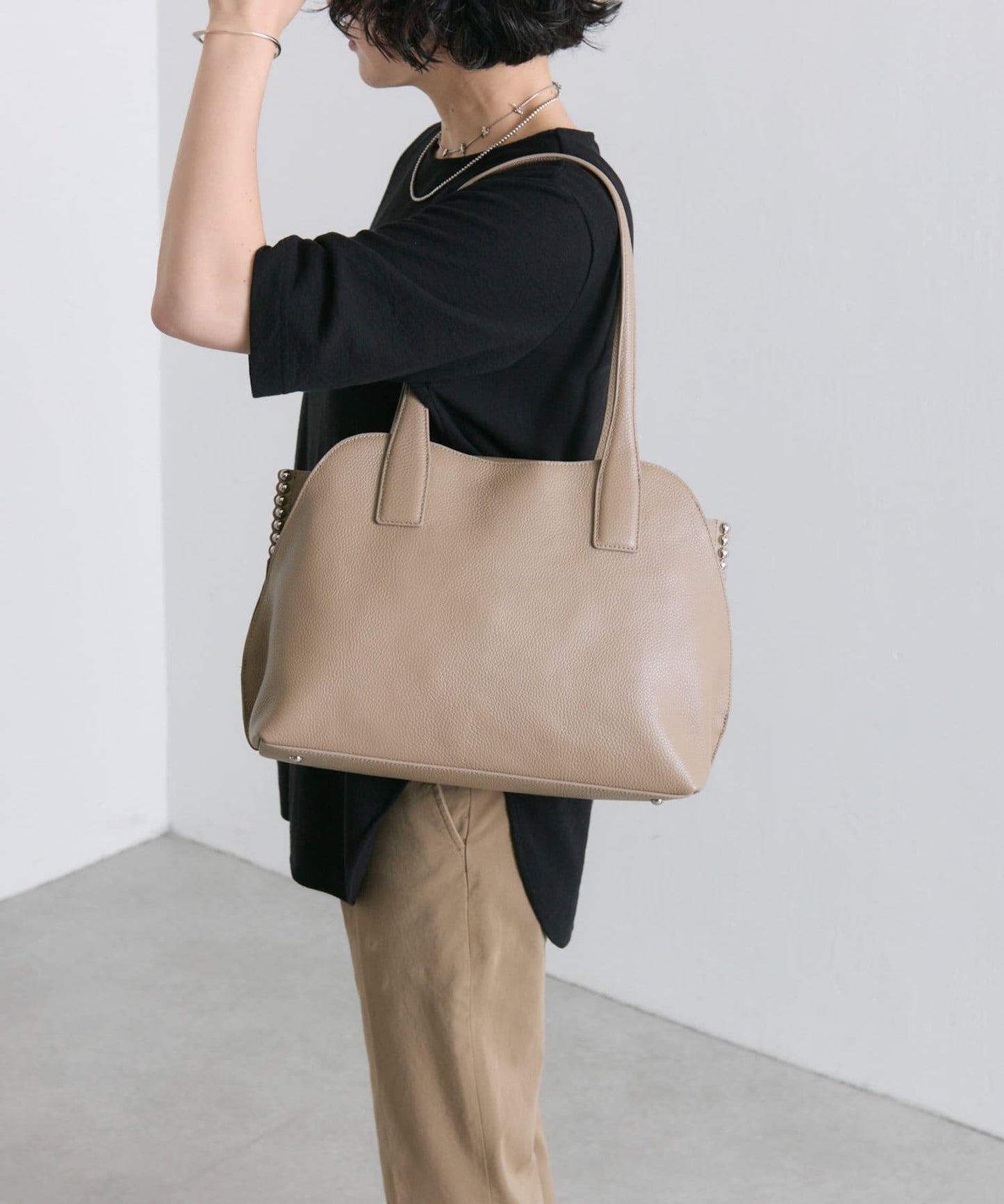 鉚釘分隔手提包《社交網絡上諮詢眾多！/真皮/A4尺寸適用》