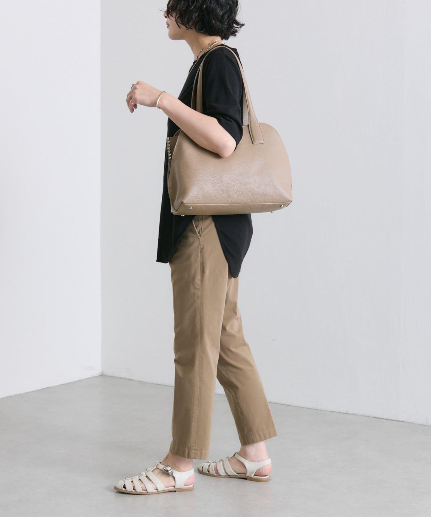 鉚釘分隔手提包《社交網絡上諮詢眾多！/真皮/A4尺寸適用》