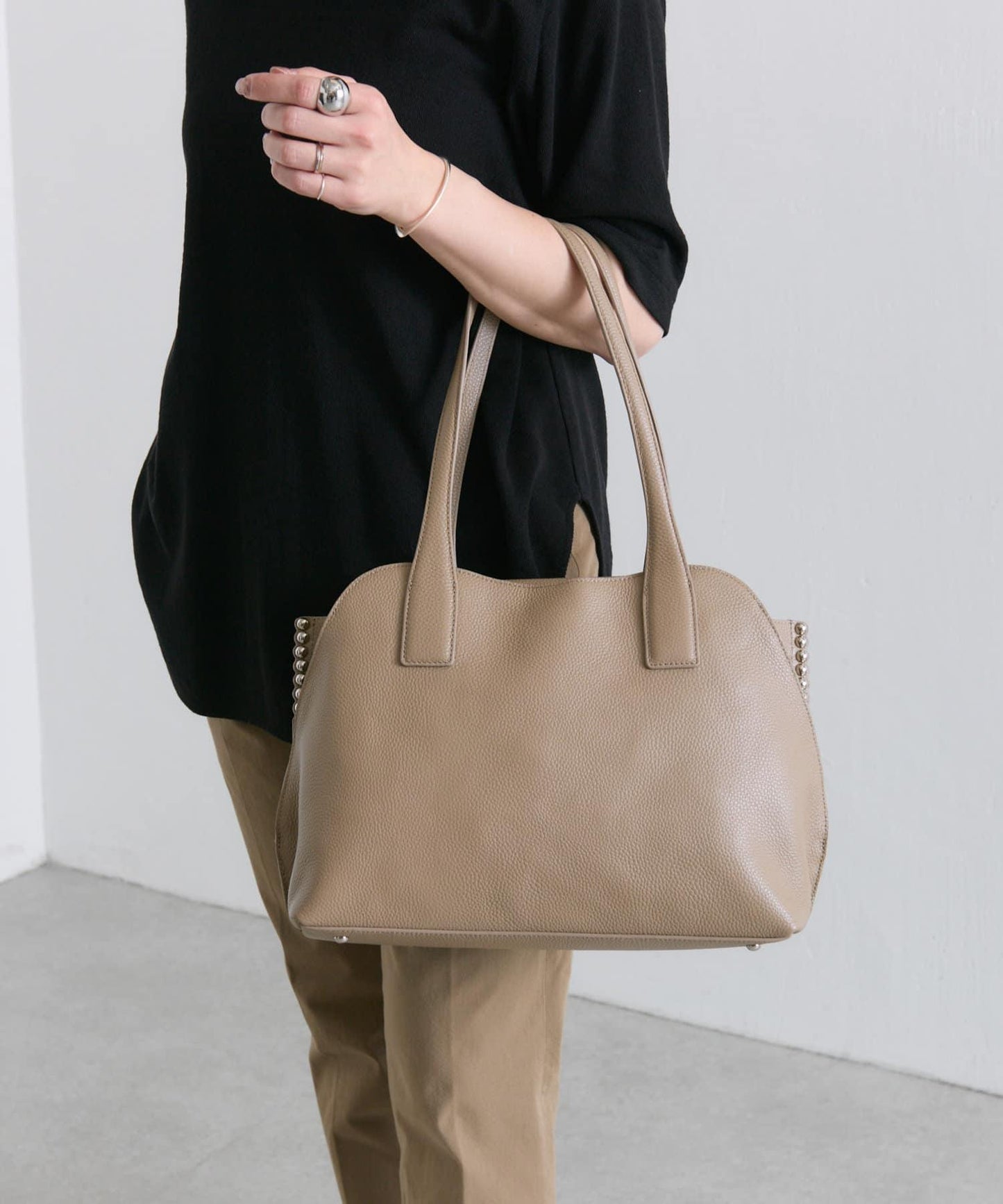 鉚釘分隔手提包《社交網絡上諮詢眾多！/真皮/A4尺寸適用》