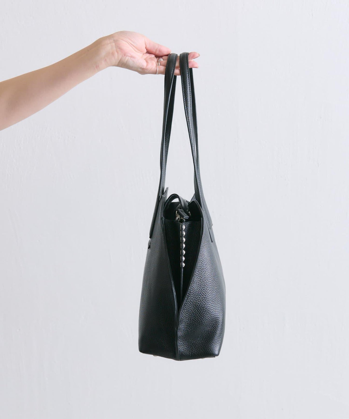 鉚釘分隔手提包《社交網絡上諮詢眾多！/真皮/A4尺寸適用》