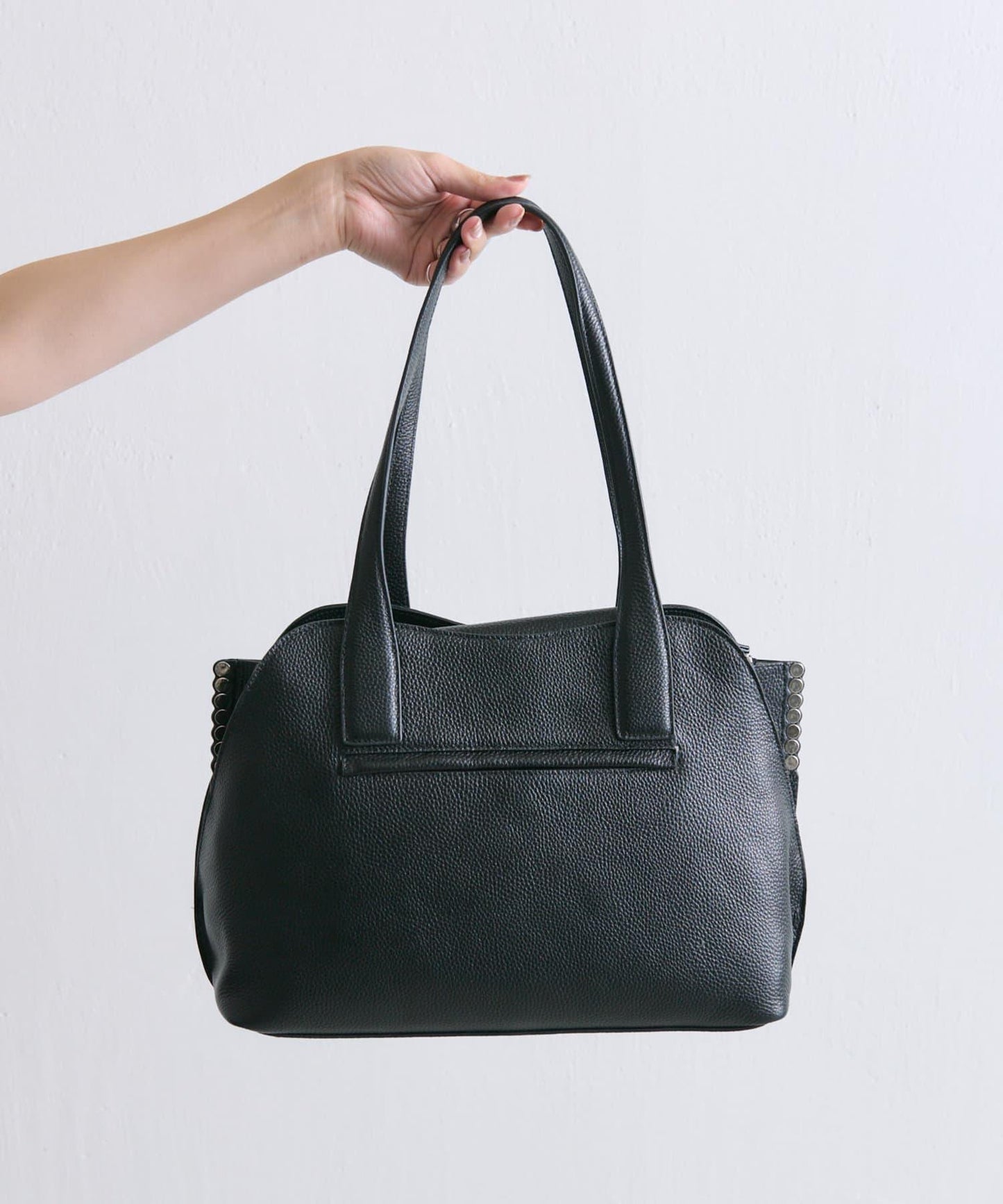 鉚釘分隔手提包《社交網絡上諮詢眾多！/真皮/A4尺寸適用》