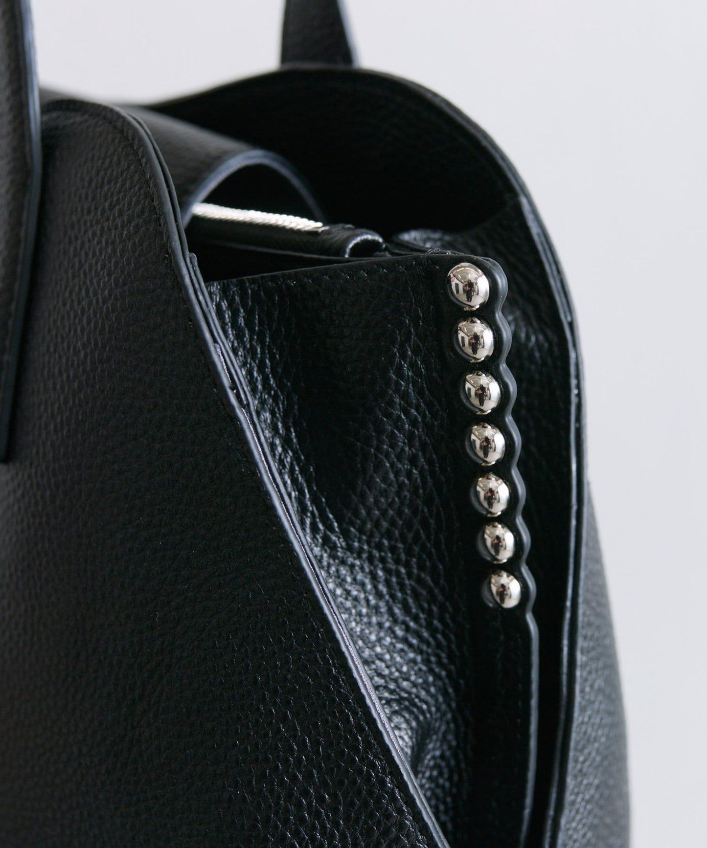 鉚釘分隔手提包《社交網絡上諮詢眾多！/真皮/A4尺寸適用》