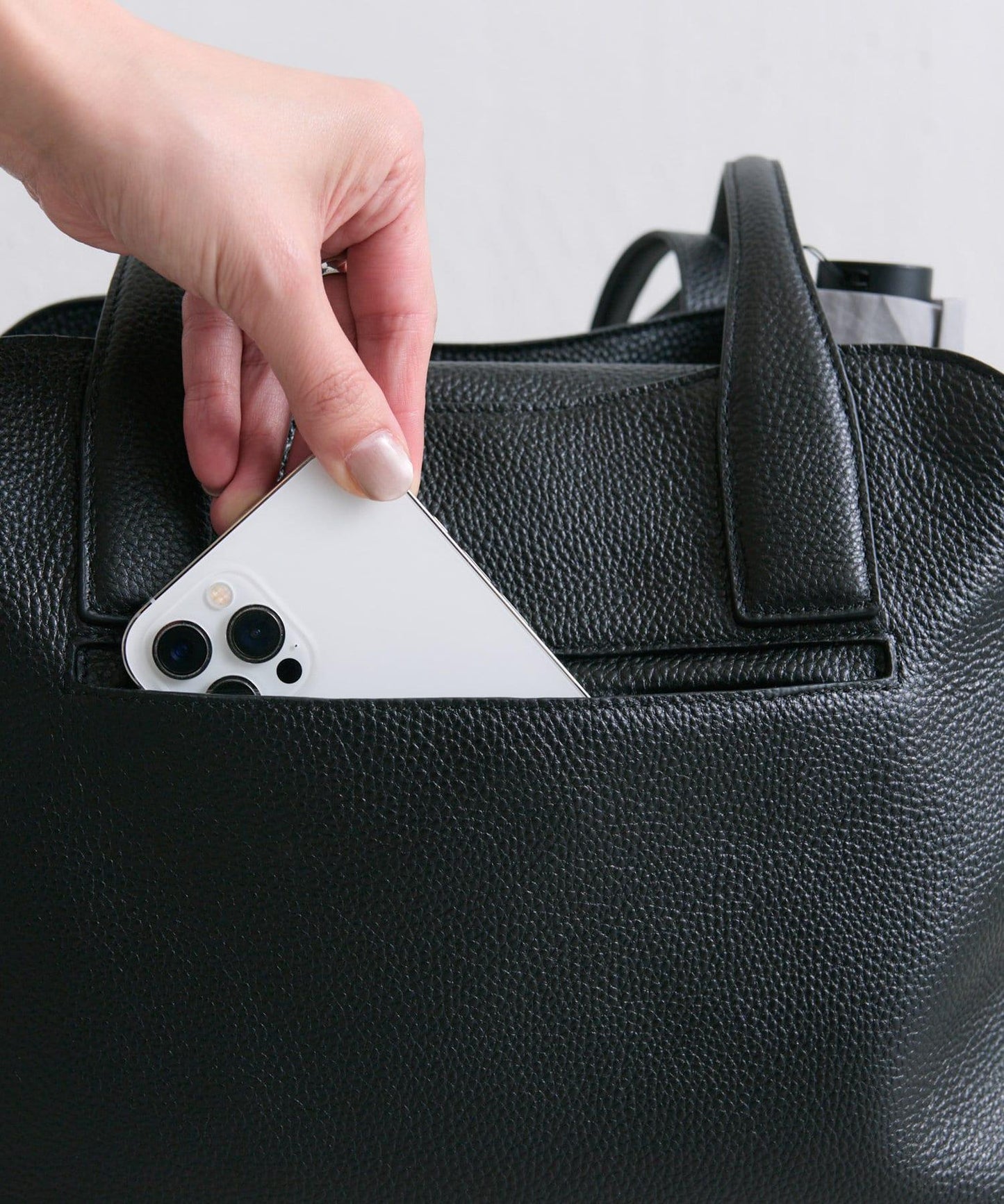 鉚釘分隔手提包《社交網絡上諮詢眾多！/真皮/A4尺寸適用》