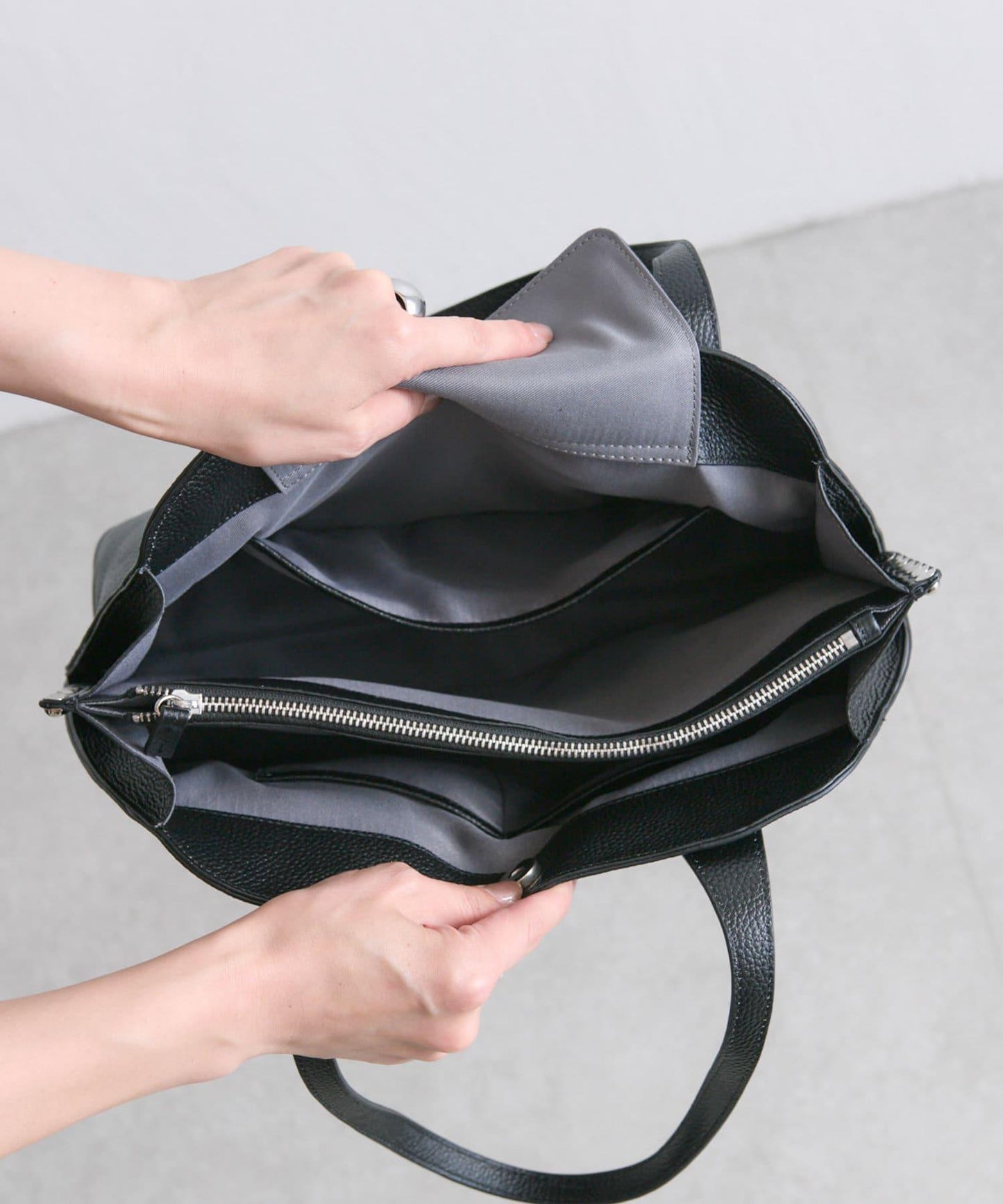 鉚釘分隔手提包《社交網絡上諮詢眾多！/真皮/A4尺寸適用》