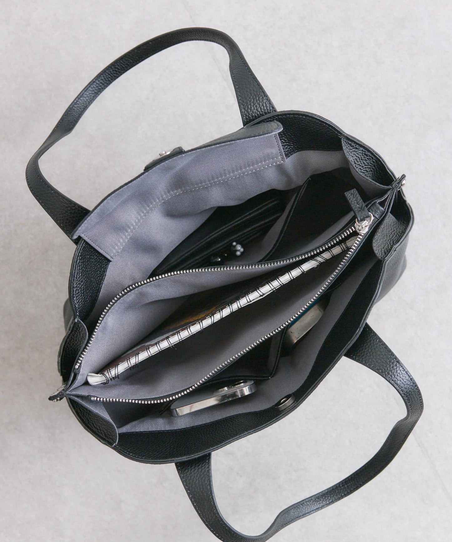 鉚釘分隔手提包《社交網絡上諮詢眾多！/真皮/A4尺寸適用》