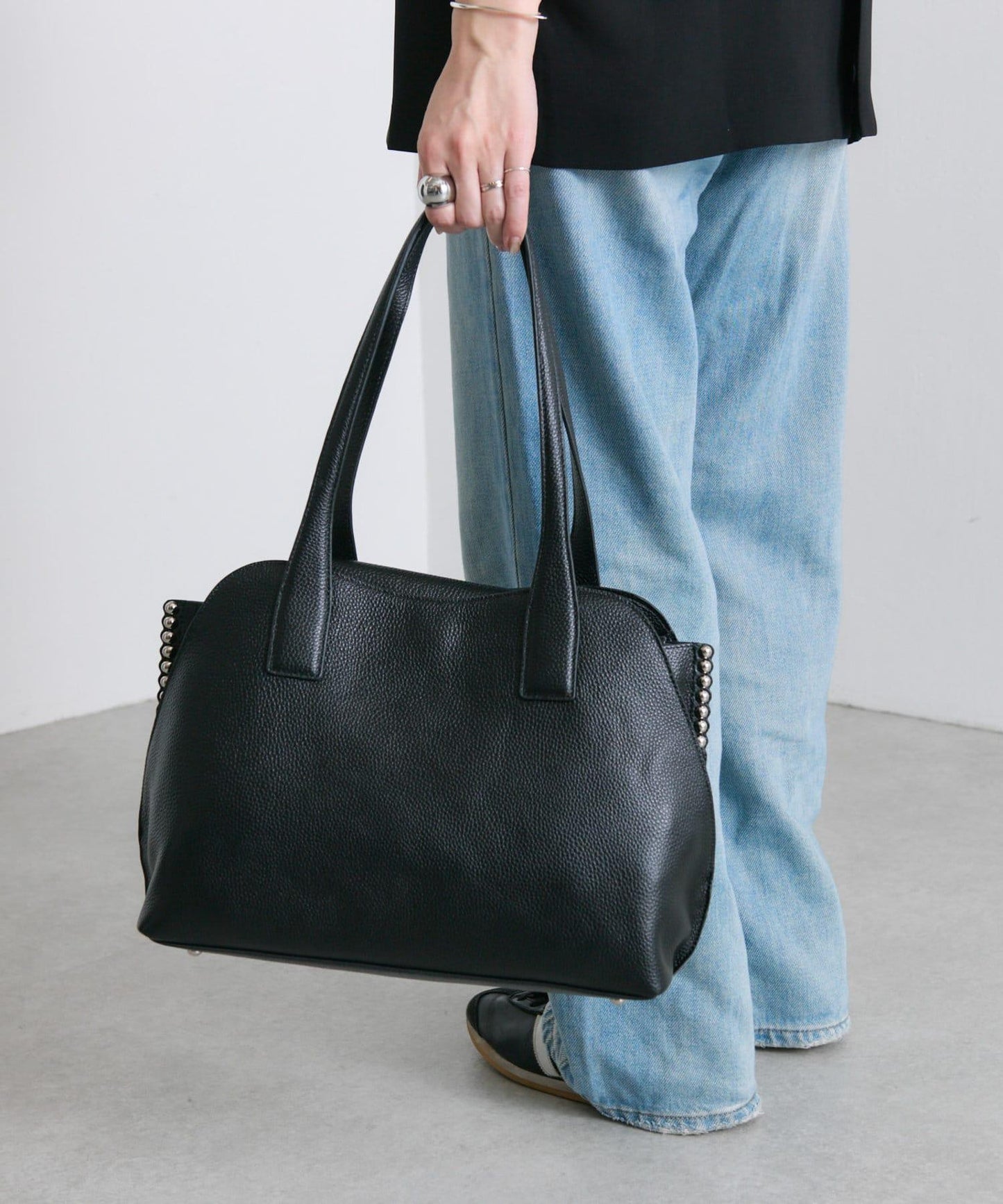 鉚釘分隔手提包《社交網絡上諮詢眾多！/真皮/A4尺寸適用》