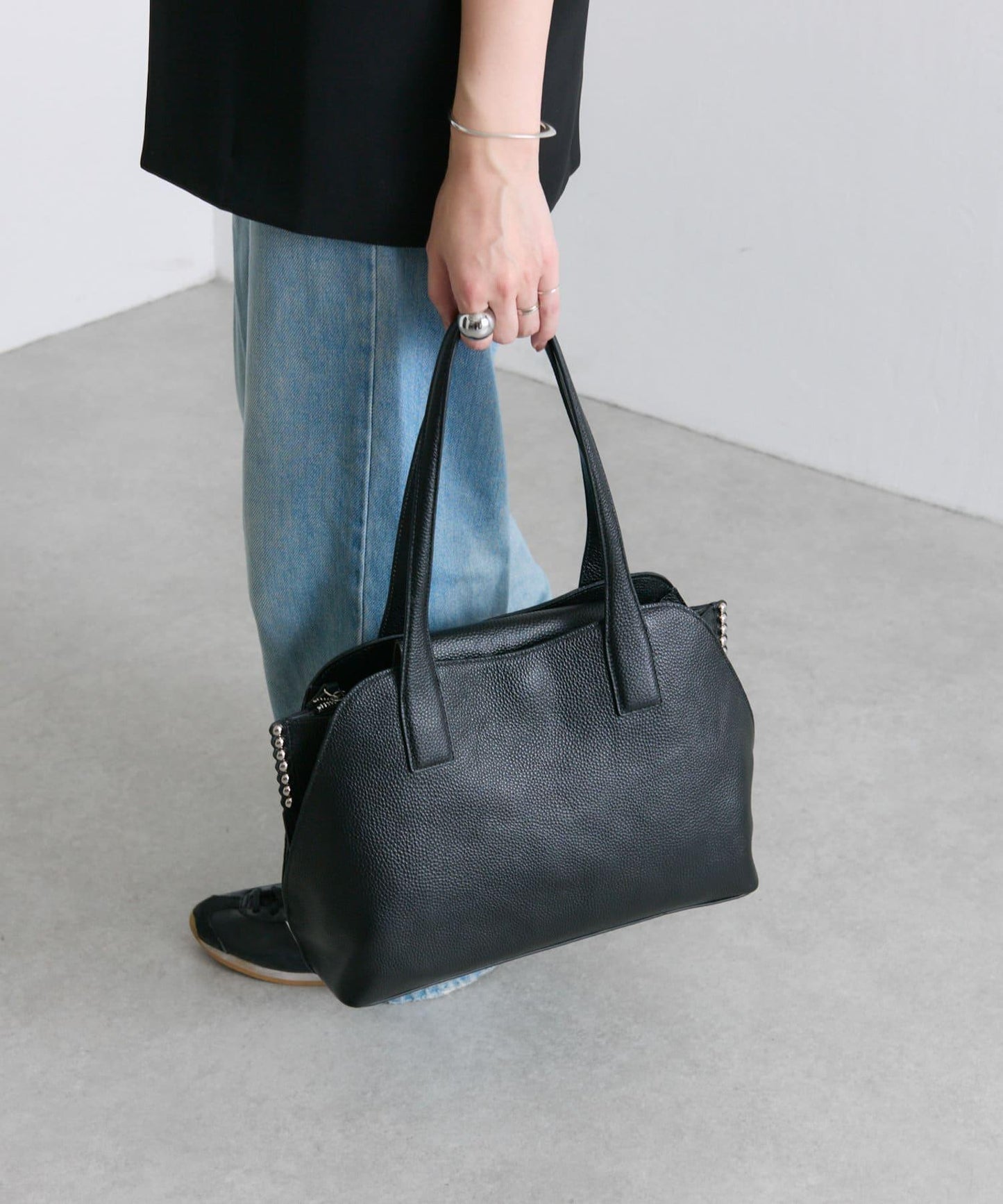 鉚釘分隔手提包《社交網絡上諮詢眾多！/真皮/A4尺寸適用》