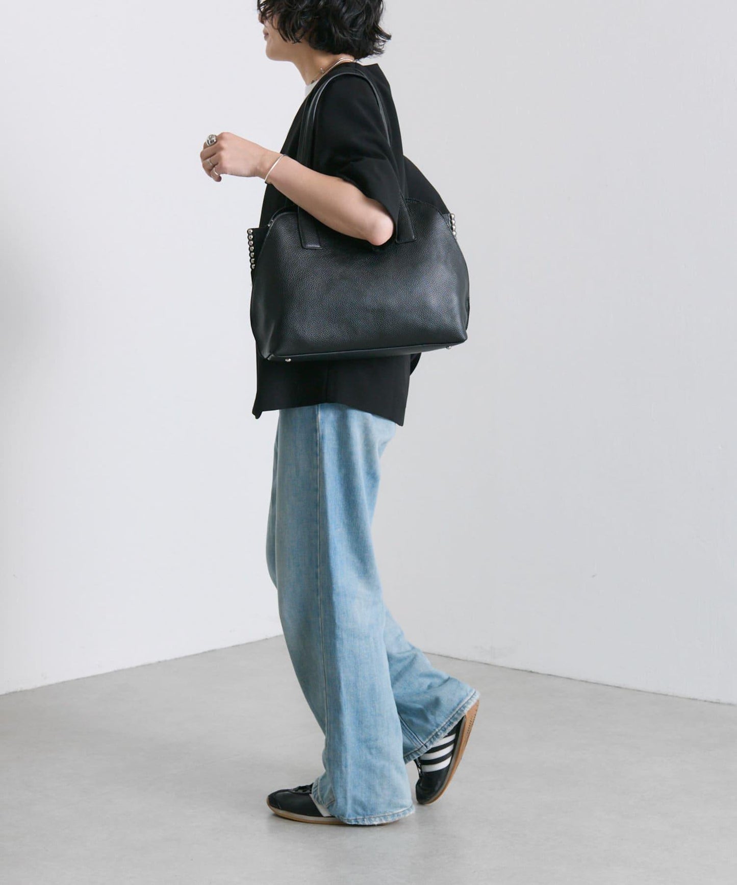 鉚釘分隔手提包《社交網絡上諮詢眾多！/真皮/A4尺寸適用》