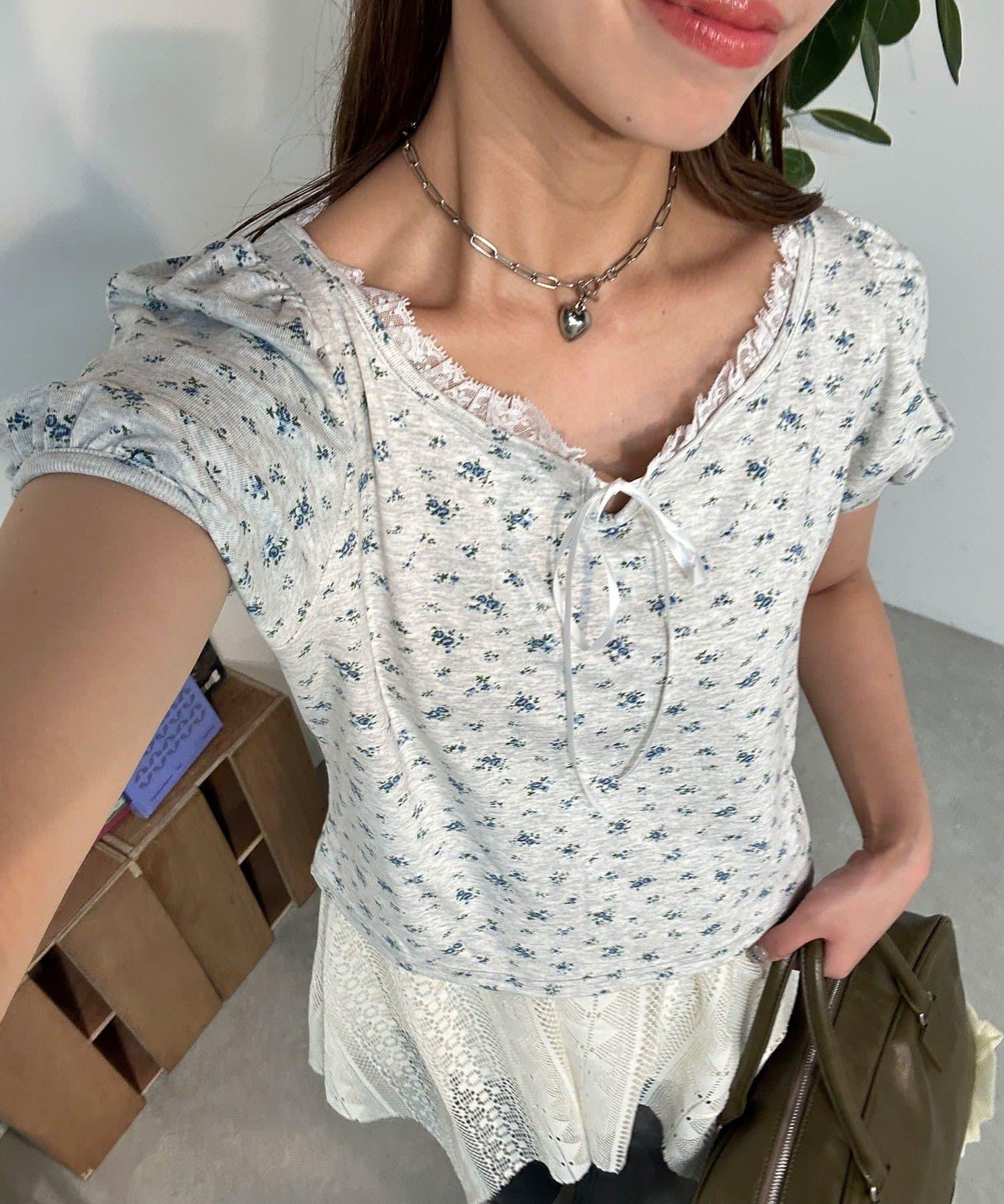 【中性款】小花紋蕾絲蝴蝶結上衣