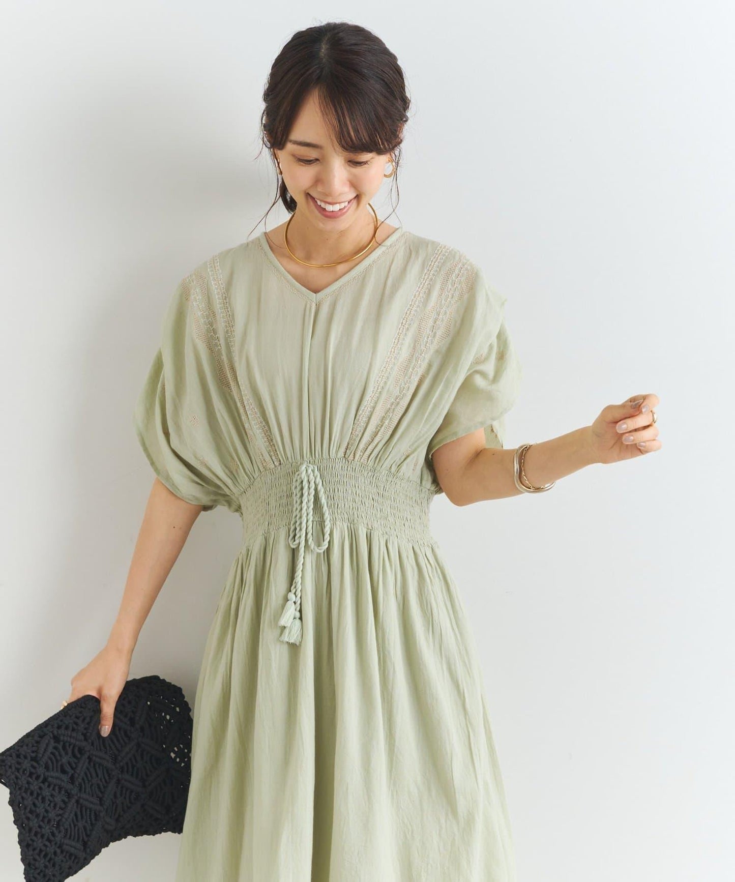 《純棉100%・一件穿出亮眼》刺繡腰部收褶連衣裙
