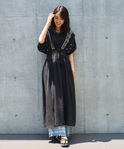 《純棉100%・一件穿出亮眼》刺繡腰部收褶連衣裙