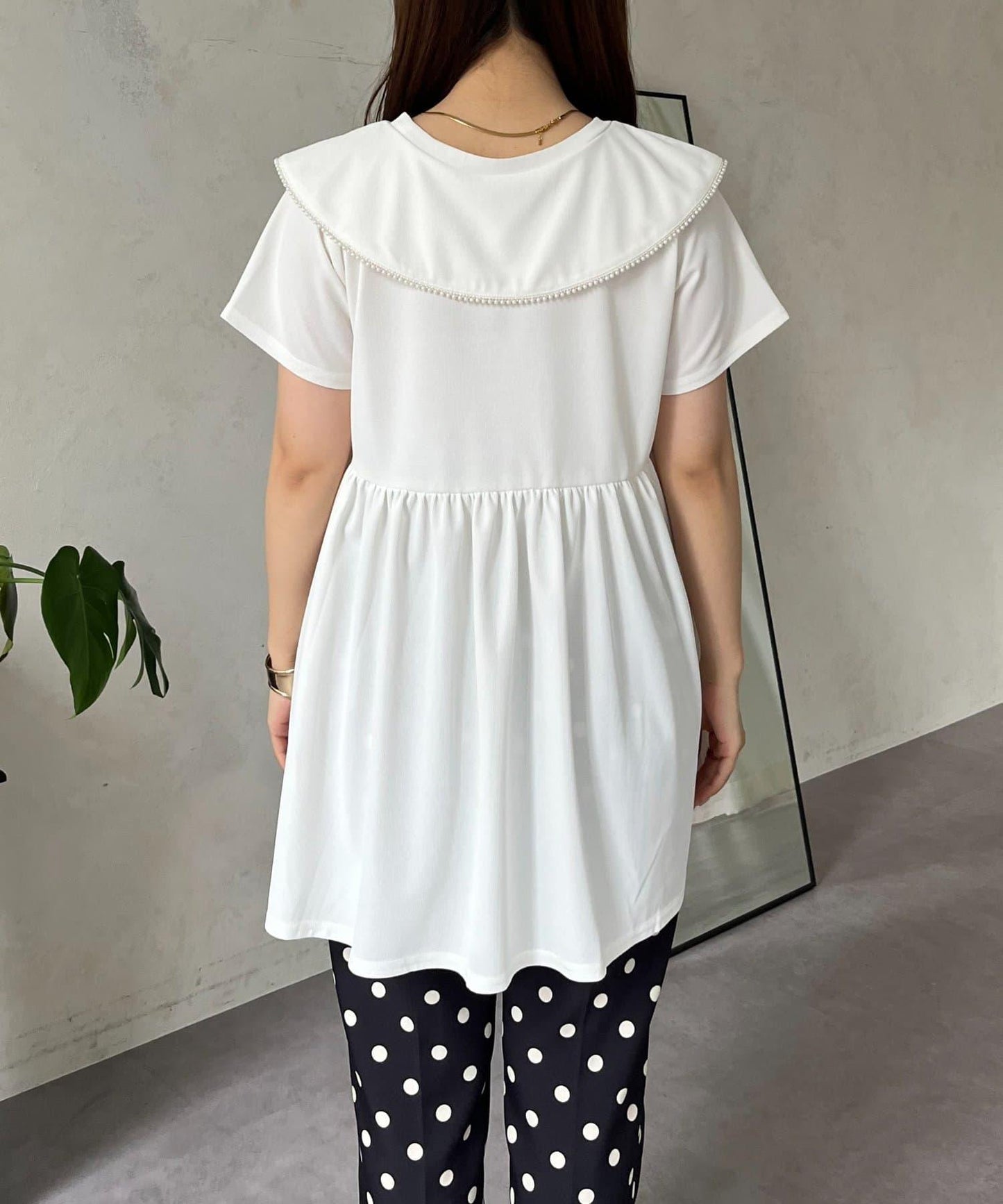 珍珠色荷葉邊上衣