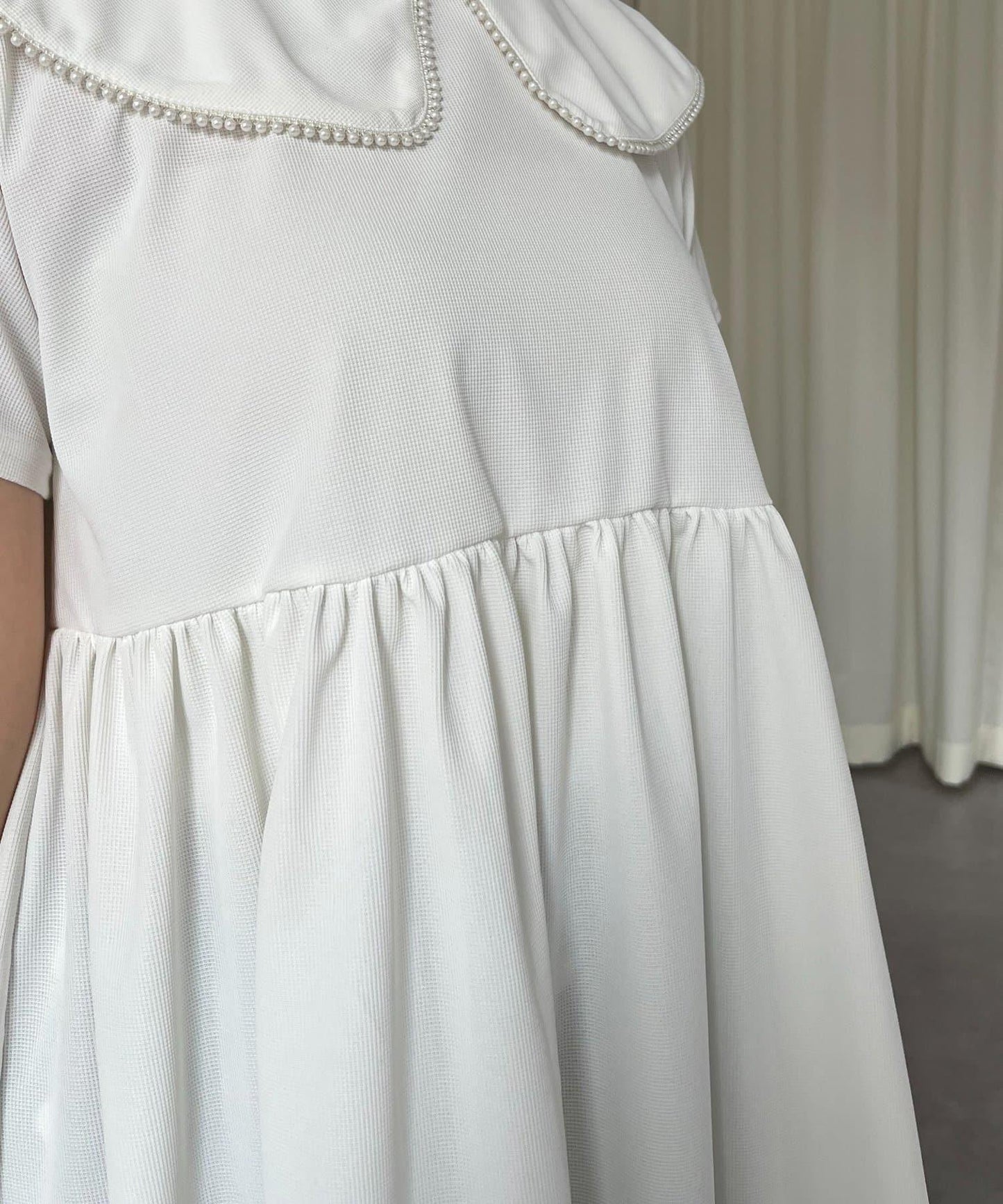 珍珠色荷葉邊上衣