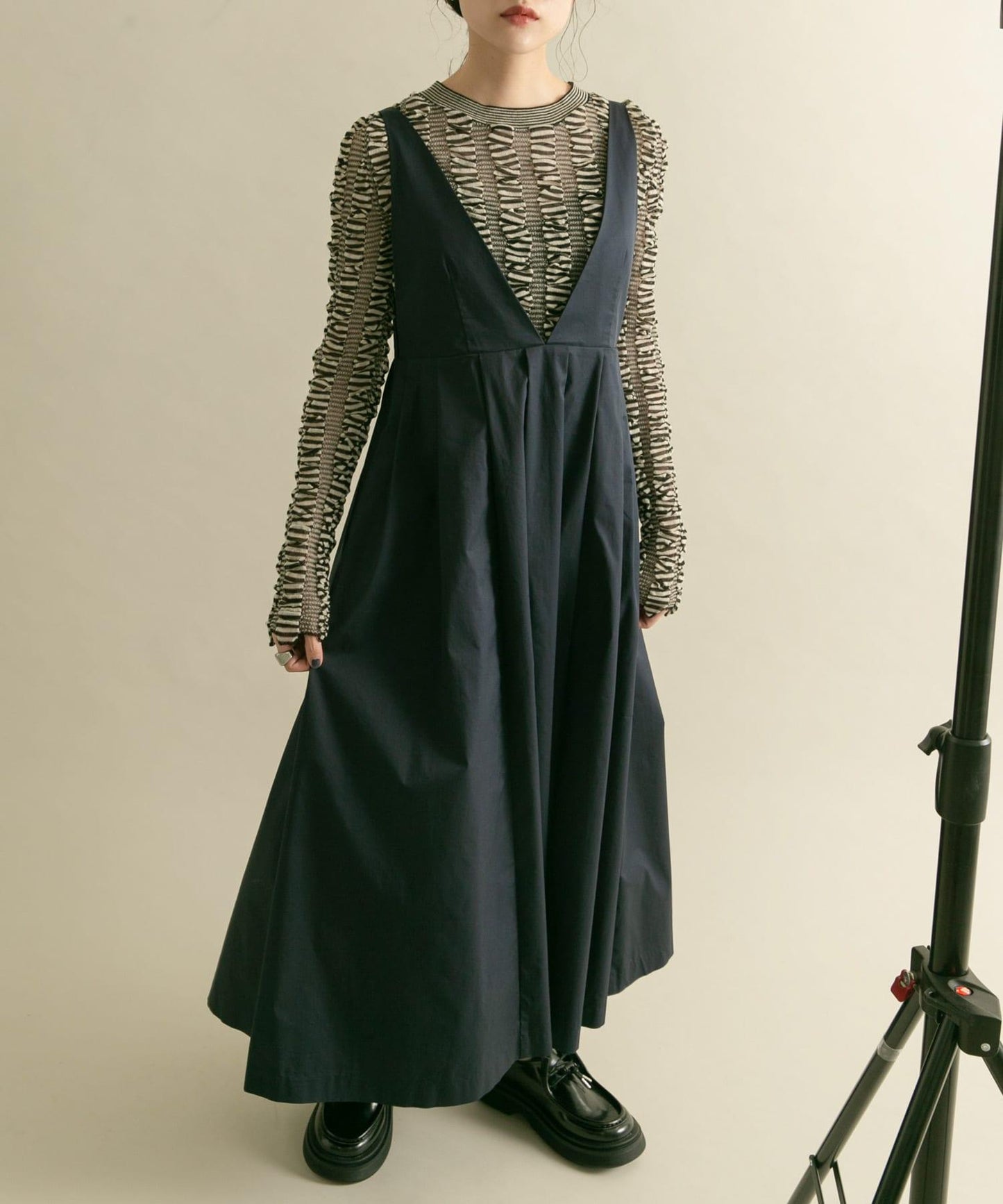 2尺碼可選深V領連衣裙