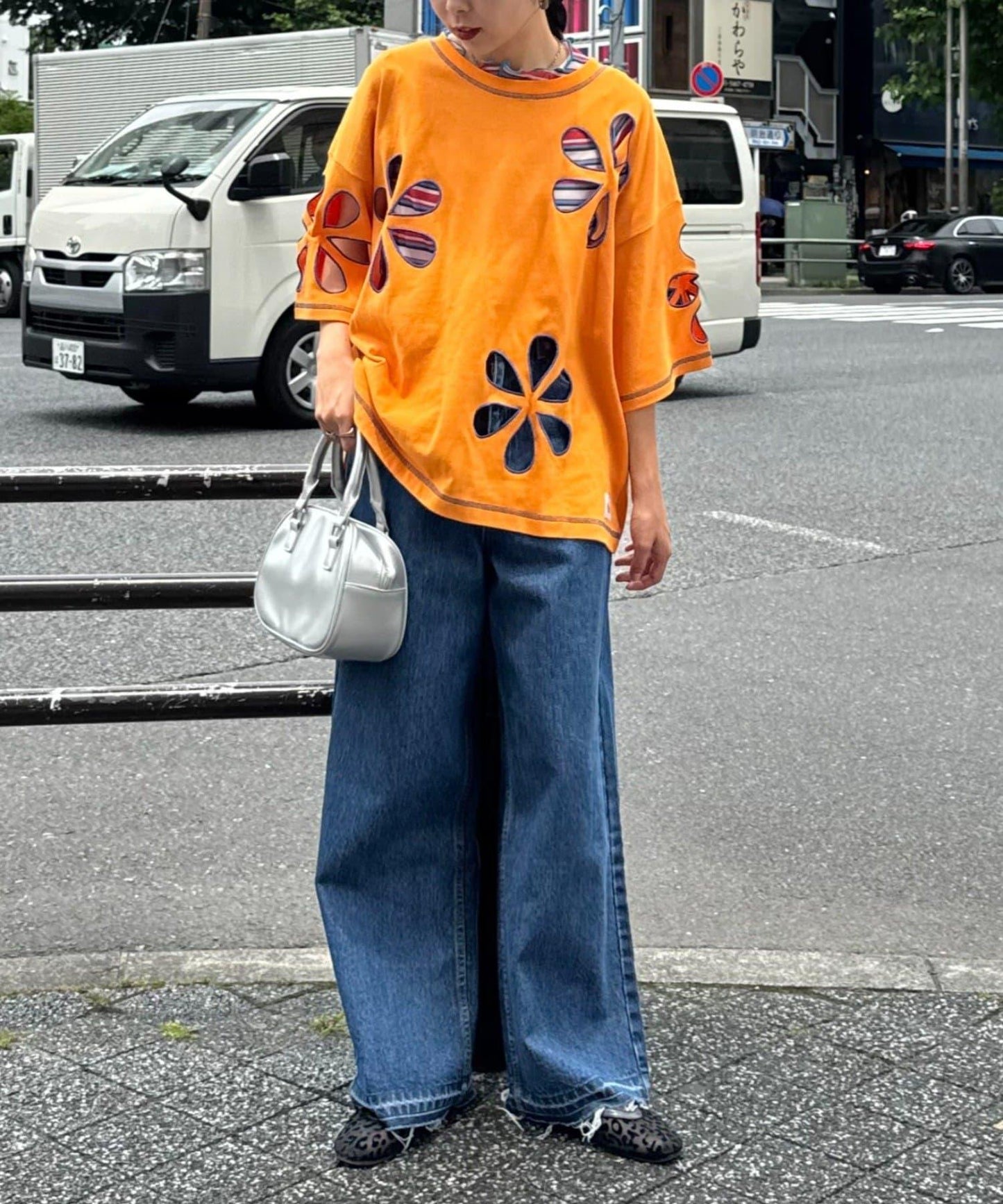 【HELLO.SANFRANCISCO】花朵剪裁寬鬆T恤