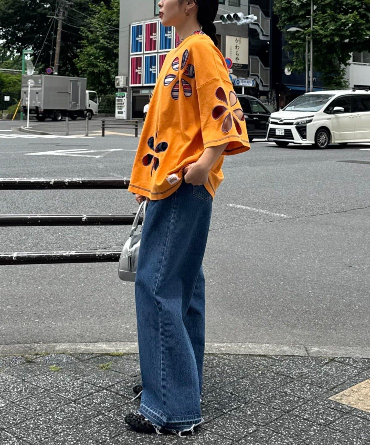 【HELLO.SANFRANCISCO】花朵剪裁寬鬆T恤