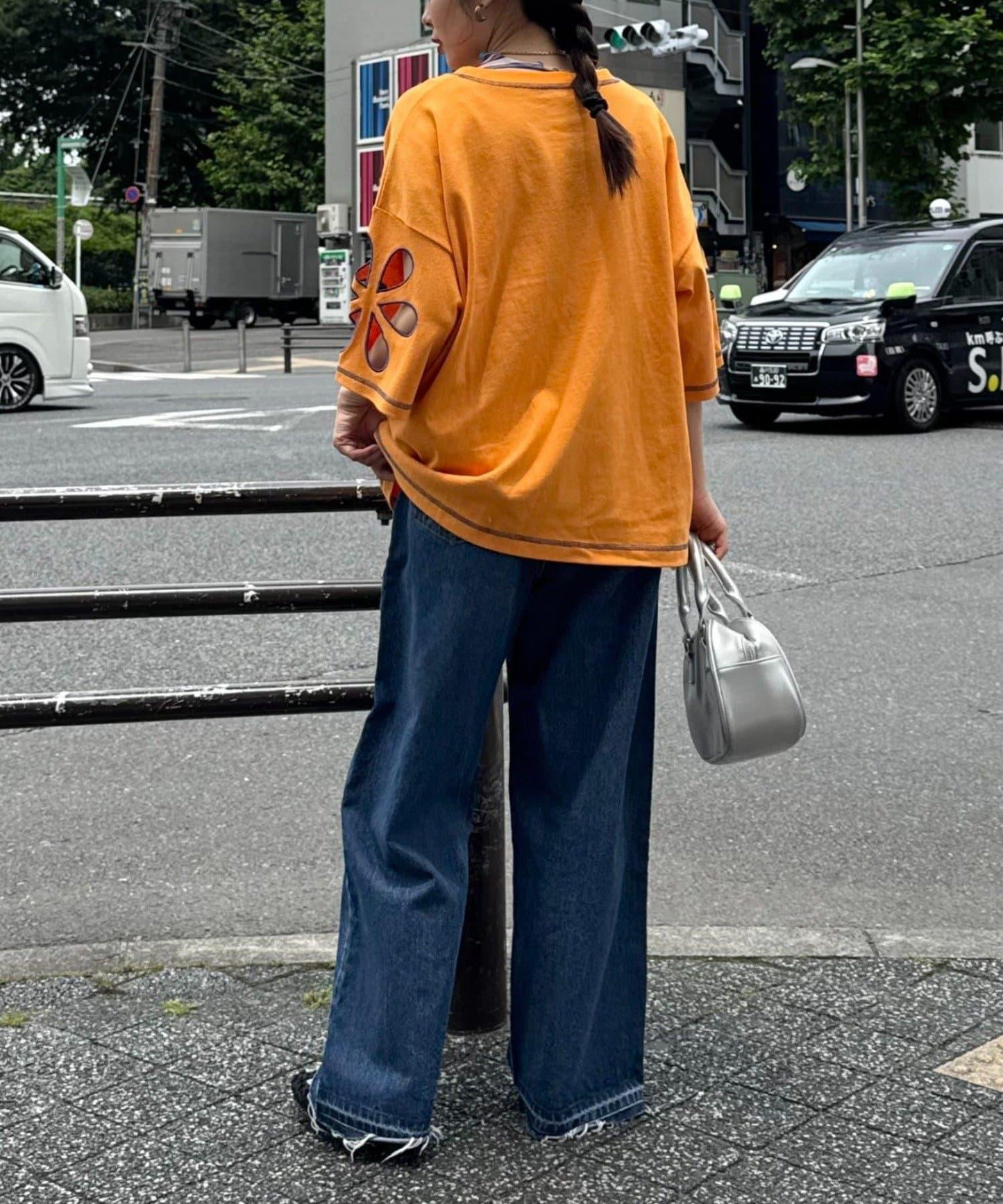 【HELLO.SANFRANCISCO】花朵剪裁寬鬆T恤