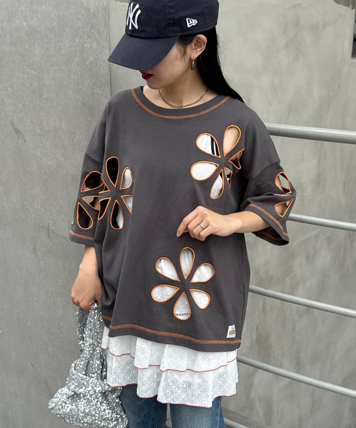 【HELLO.SANFRANCISCO】花朵剪裁寬鬆T恤