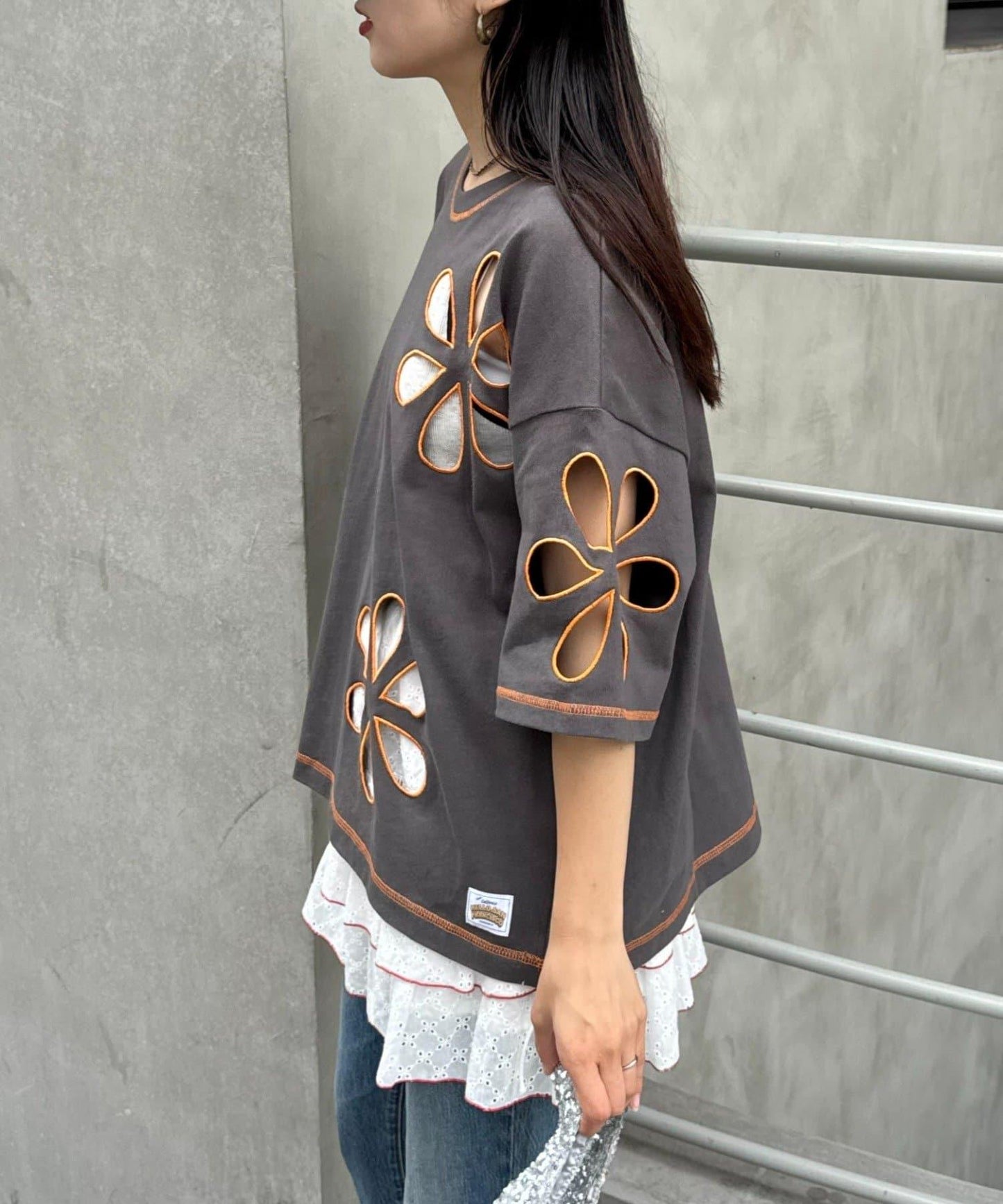 【HELLO.SANFRANCISCO】花朵剪裁寬鬆T恤