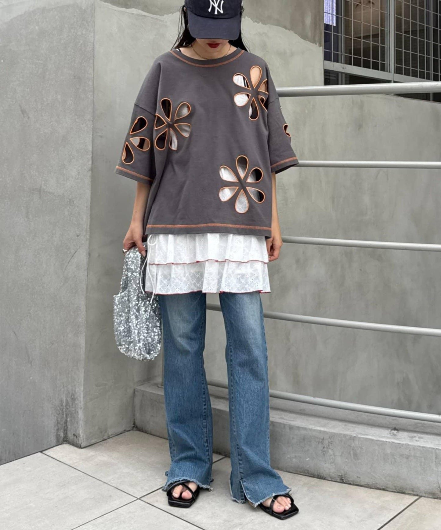 【HELLO.SANFRANCISCO】花朵剪裁寬鬆T恤